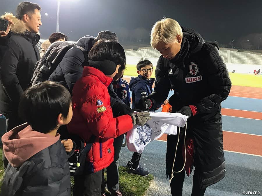 日本サッカー協会さんのインスタグラム写真 - (日本サッカー協会Instagram)「📸12月8日(日)、EAFF E-1サッカー選手権2019の開幕を目前に控えた、#SAMURAIBLUE は韓国での活動を開始⚽🏃‍ ・ ぐっと冷え込む釜山ですが、釜山日本人学校の生徒たち23名（小学1年～中学3年）が温かい応援で選手たちを迎えてくれたことで、トレーニングにいい形で入ることができました。 ・ 夕方からは全23選手がグラウンドに向かい、前日のＪ１リーグ最終節で長く出場した選手はジョギングやストレッチなどで回復に努め、それ以外の選手たちは横内昭展コーチ指導のもと、パス＆コントロールやゲーム形式などで汗を流しました。 ・ #daihyo #新しい景色を2022 #E1 ―――――――――――――――――― EAFF E-1サッカー選手権2019 決勝大会 📆12/10 19:30KO 🆚中国 📆12/14 19:30KO 🆚香港 📆12/18 19:30KO 🆚韓国 📺フジテレビ ・ 👉大会情報はJFA.jpへ ――――――――――――――――――」12月9日 15時47分 - japanfootballassociation