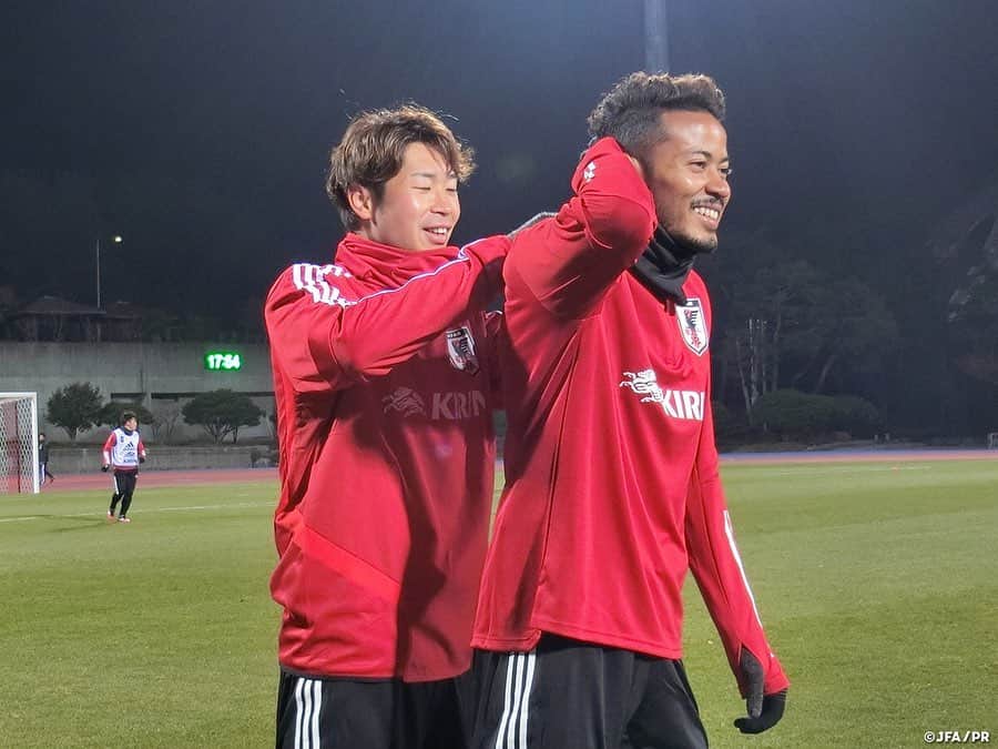 日本サッカー協会さんのインスタグラム写真 - (日本サッカー協会Instagram)「📸12月8日(日)、EAFF E-1サッカー選手権2019の開幕を目前に控えた、#SAMURAIBLUE は韓国での活動を開始⚽🏃‍ ・ ぐっと冷え込む釜山ですが、釜山日本人学校の生徒たち23名（小学1年～中学3年）が温かい応援で選手たちを迎えてくれたことで、トレーニングにいい形で入ることができました。 ・ 夕方からは全23選手がグラウンドに向かい、前日のＪ１リーグ最終節で長く出場した選手はジョギングやストレッチなどで回復に努め、それ以外の選手たちは横内昭展コーチ指導のもと、パス＆コントロールやゲーム形式などで汗を流しました。 ・ #daihyo #新しい景色を2022 #E1 ―――――――――――――――――― EAFF E-1サッカー選手権2019 決勝大会 📆12/10 19:30KO 🆚中国 📆12/14 19:30KO 🆚香港 📆12/18 19:30KO 🆚韓国 📺フジテレビ ・ 👉大会情報はJFA.jpへ ――――――――――――――――――」12月9日 15時47分 - japanfootballassociation