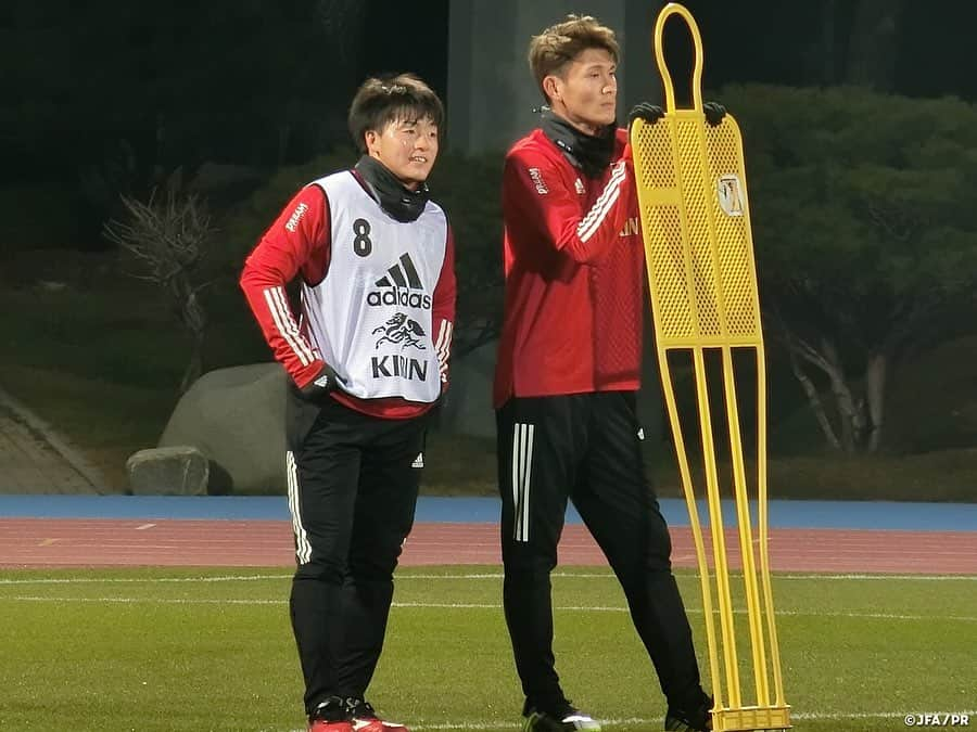 日本サッカー協会さんのインスタグラム写真 - (日本サッカー協会Instagram)「📸12月8日(日)、EAFF E-1サッカー選手権2019の開幕を目前に控えた、#SAMURAIBLUE は韓国での活動を開始⚽🏃‍ ・ ぐっと冷え込む釜山ですが、釜山日本人学校の生徒たち23名（小学1年～中学3年）が温かい応援で選手たちを迎えてくれたことで、トレーニングにいい形で入ることができました。 ・ 夕方からは全23選手がグラウンドに向かい、前日のＪ１リーグ最終節で長く出場した選手はジョギングやストレッチなどで回復に努め、それ以外の選手たちは横内昭展コーチ指導のもと、パス＆コントロールやゲーム形式などで汗を流しました。 ・ #daihyo #新しい景色を2022 #E1 ―――――――――――――――――― EAFF E-1サッカー選手権2019 決勝大会 📆12/10 19:30KO 🆚中国 📆12/14 19:30KO 🆚香港 📆12/18 19:30KO 🆚韓国 📺フジテレビ ・ 👉大会情報はJFA.jpへ ――――――――――――――――――」12月9日 15時47分 - japanfootballassociation