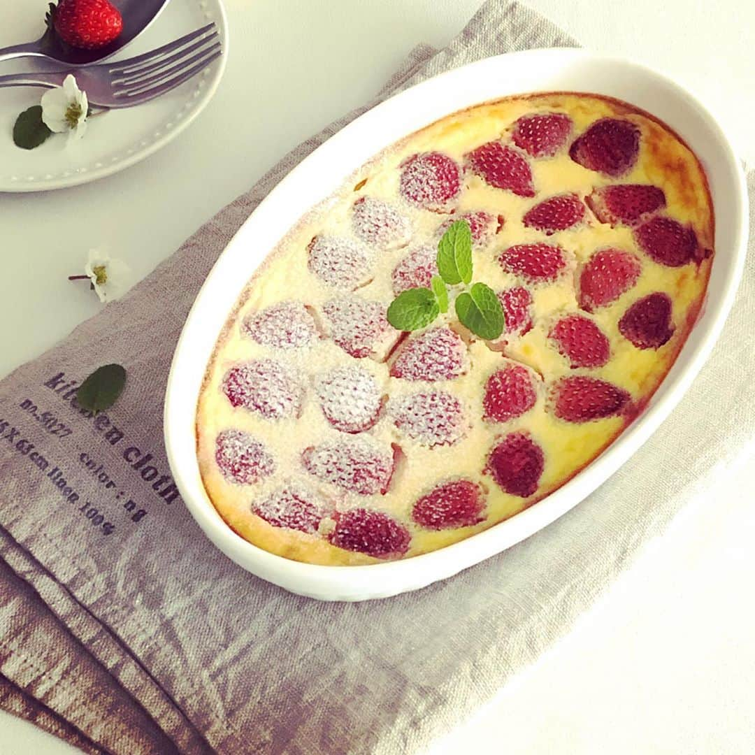 cook kafemaruさんのインスタグラム写真 - (cook kafemaruInstagram)「#strawberryclafoutis#xmasdessert#苺のクラフティ#クリスマスのデザートに#甘酸っぱい苺が合う🍓#プリンに似てるけど違う、、とにかく美味しい💕#簡単デザート」12月9日 15時47分 - kafemaru