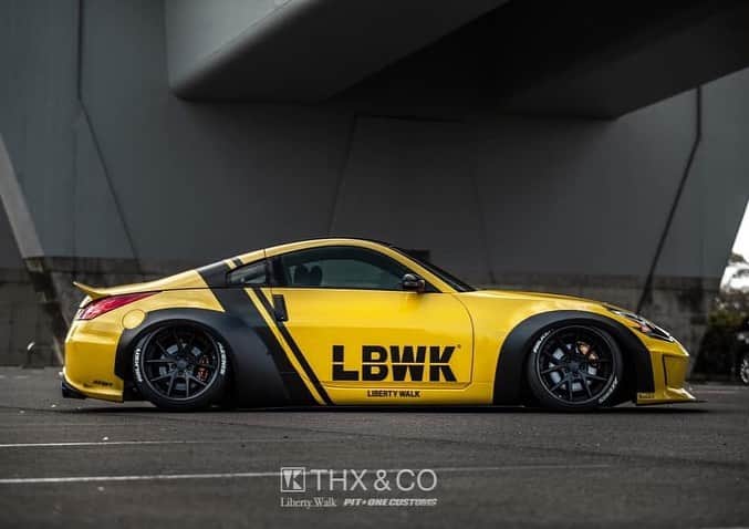 のインスタグラム：「Libertywalk自由に歩く！！！ LB★WORKS NISSAN Z33 JAPAN😊  @libertywalkkato  #libertywalk#lbworks#lbnation#libertywalkkato#nissan#nissanz33#widebody#stance#ltmw#libertywalkeu#drift#fiexhaust #airrexsuspension #昭和 #redbull #japan#usa#goodwoodfos #essenmotorshow #東京オートサロン#semashow」