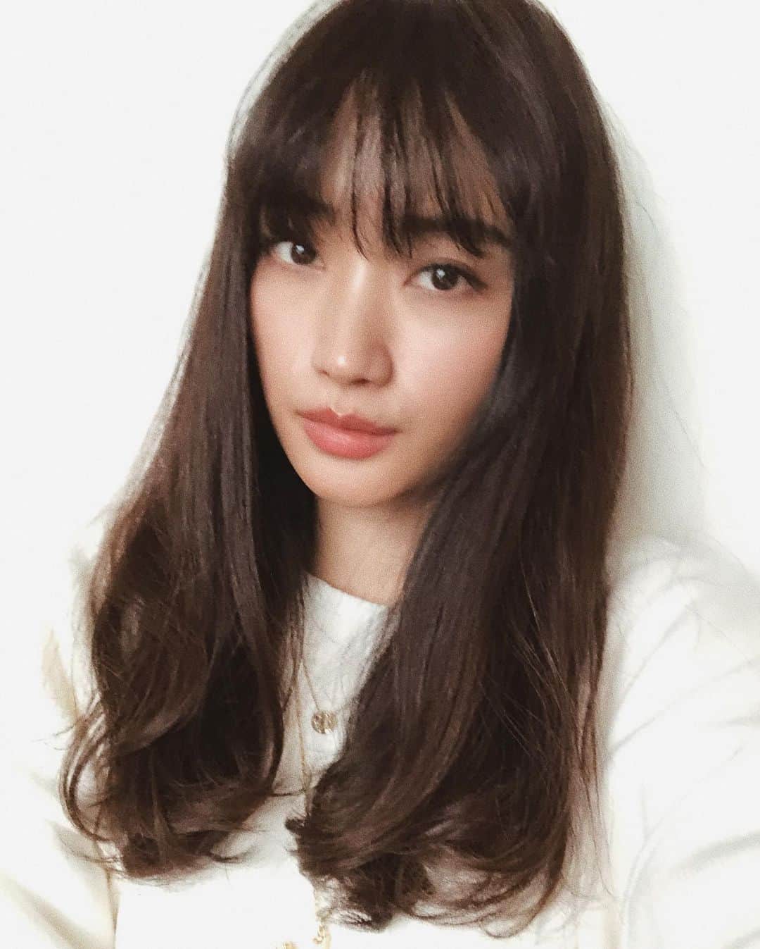 柳橋唯さんのインスタグラム写真 - (柳橋唯Instagram)「前髪を切りました。  という事で、今回もアプリ様のお力を全力で借りたハートフルでウォーミングな超大作をお贈りいたします。 (端的に言うとこれは私に似た別人)  顔面はアプリ様のおかげですが 髪型に関しては @hiroshi.ikewada の作品。  ハセキョーかジェーンバーキンになりたいと伝えた以外は、だいたいお任せ。 (もちろん微妙な顔されて華麗にスルーされたよ)  同い年で同じ射手座のひろし先生。 インスタも絶妙に微妙だし、HPもシンプルがすぎてよく分からないけど← カットはもちろん、カラーもシャンプーもブローも全て彼が1人で丁寧にやってくれるので、髪型のお悩みなどじっくり相談したい方にはとても良いかと思います。 「トリートメント無しでも俺のカットなら手触り良く出来るから」って名言も頂きました。 (ローランド様並みの自信がすごい。そして本当にトリートメント無しでツルツル&指通り良くなったよ)  ひろしが売りさばいている(言い方悪い)変なアロマオイルも買ったからまた良かったらご紹介します。  #ひろしは友達の旦那様 #花火師の資格もあるってよ #お店は自由ヶ丘 #私のコミュ力の低さを指摘されたよ #小さな小さなハゲも指摘されたよ #ヒゲだけど良い人だよ #4枚目は縛った感じ」12月9日 15時59分 - yui.yanagihashi