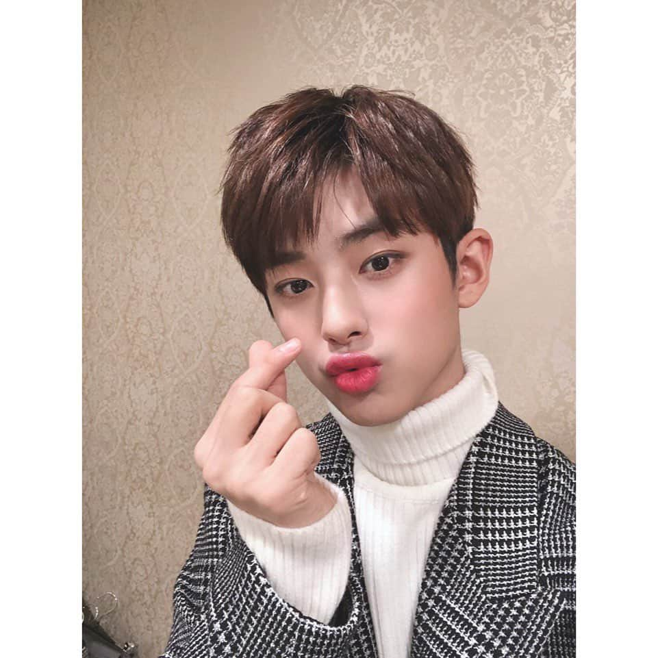 Jellyfish Entertainmentさんのインスタグラム写真 - (Jellyfish EntertainmentInstagram)「[#김민규 _ NOTICE]  민규 만나기 2시간 전✔ . . 🌱잠시 후 오후 6시🌱 가든스튜디오에서 실물 민규와 만나요💚  #민규 #KIMMINKYU #아이돌라디오 #JELLYFISH #젤리피쉬」12月9日 16時00分 - jellyfish_stagram