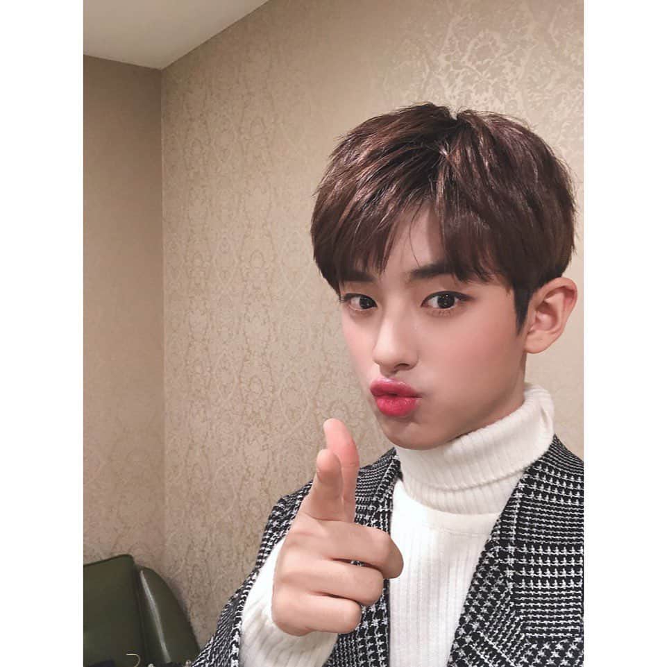 のインスタグラム：「[#김민규 _ NOTICE]  민규 만나기 2시간 전✔ . . 🌱잠시 후 오후 6시🌱 가든스튜디오에서 실물 민규와 만나요💚  #민규 #KIMMINKYU #아이돌라디오 #JELLYFISH #젤리피쉬」