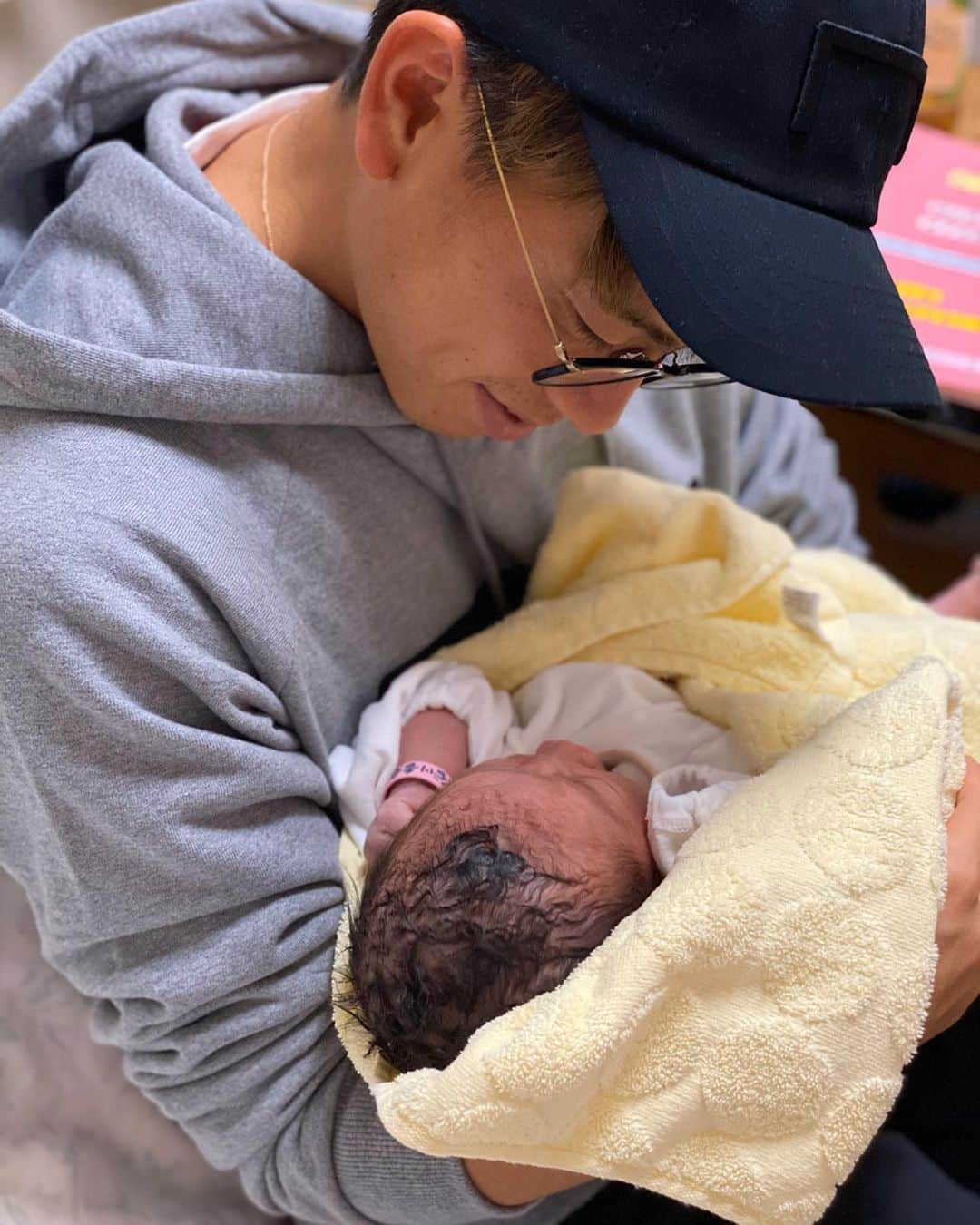 長谷川竜也のインスタグラム：「この度12月8日に第一子となる長女が産まれました！頑張ってくれた奥さんには感謝しかありません。そして、出産に立ち会ったため最終戦に行くことは出来ませんでしたが、人生においてかけがえのない時間を過ごすことができました。 これからは家族が増え3人になるのでより一層サッカーと家族に向き合いたいと思います！ そして応援してくださる皆様！ 今後もサッカーを必死に頑張りますのでよろしくお願い致します！ #12月8日」