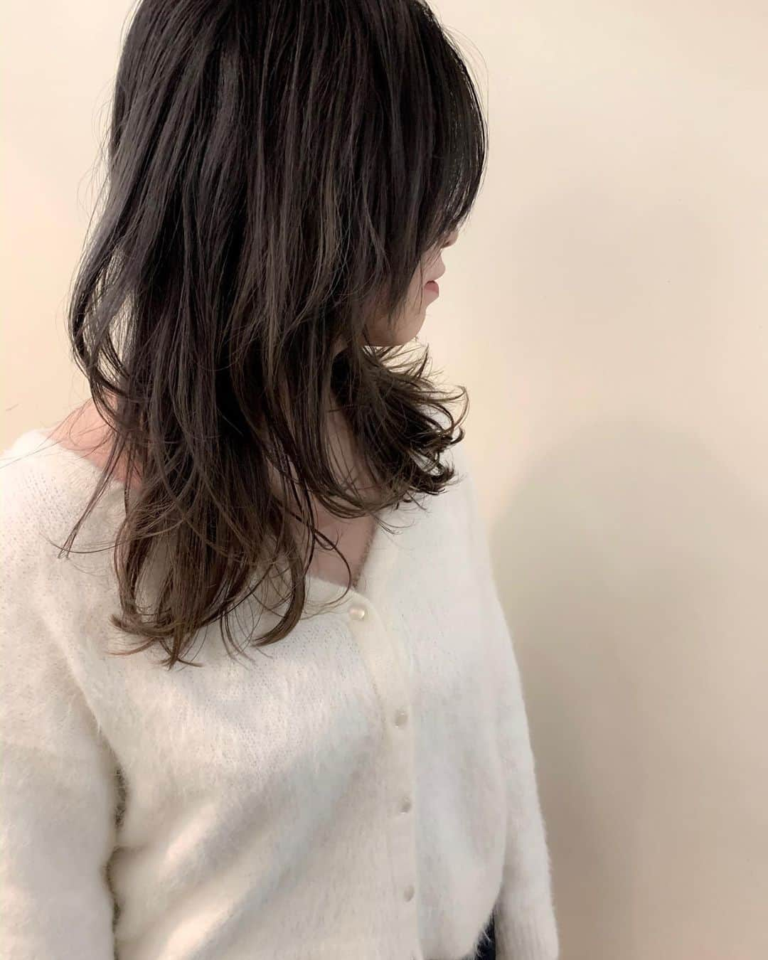 YUMIKOさんのインスタグラム写真 - (YUMIKOInstagram)「layerとgradationcolor ・ ・ 新規の方 cut×treatment color×highlight¥13,750〜 ・・・ ・ cut ¥5500 color 〜¥6600〜 Wcolor〜¥12650 highlight〜¥2200〜 treatment ¥3850〜 ・ ・ ・ 【予約LINE@HWZ4395V】 #デザインカラー#ハイライト#ヘアカラー#外国人風カラー#Japan#sknow#バレイヤージュ#ボブ#イルミナカラー #hair#HAIR#hairarrange#ヘアセット#ヘアアレンジ#札幌#札幌美容室#ユミコアレンジ#sapporo#結婚式#結婚式ヘアセット#ウエディング#ブライダル#wedding#hairdresser#beautysalon#미용실」12月9日 15時57分 - yumitasu1105