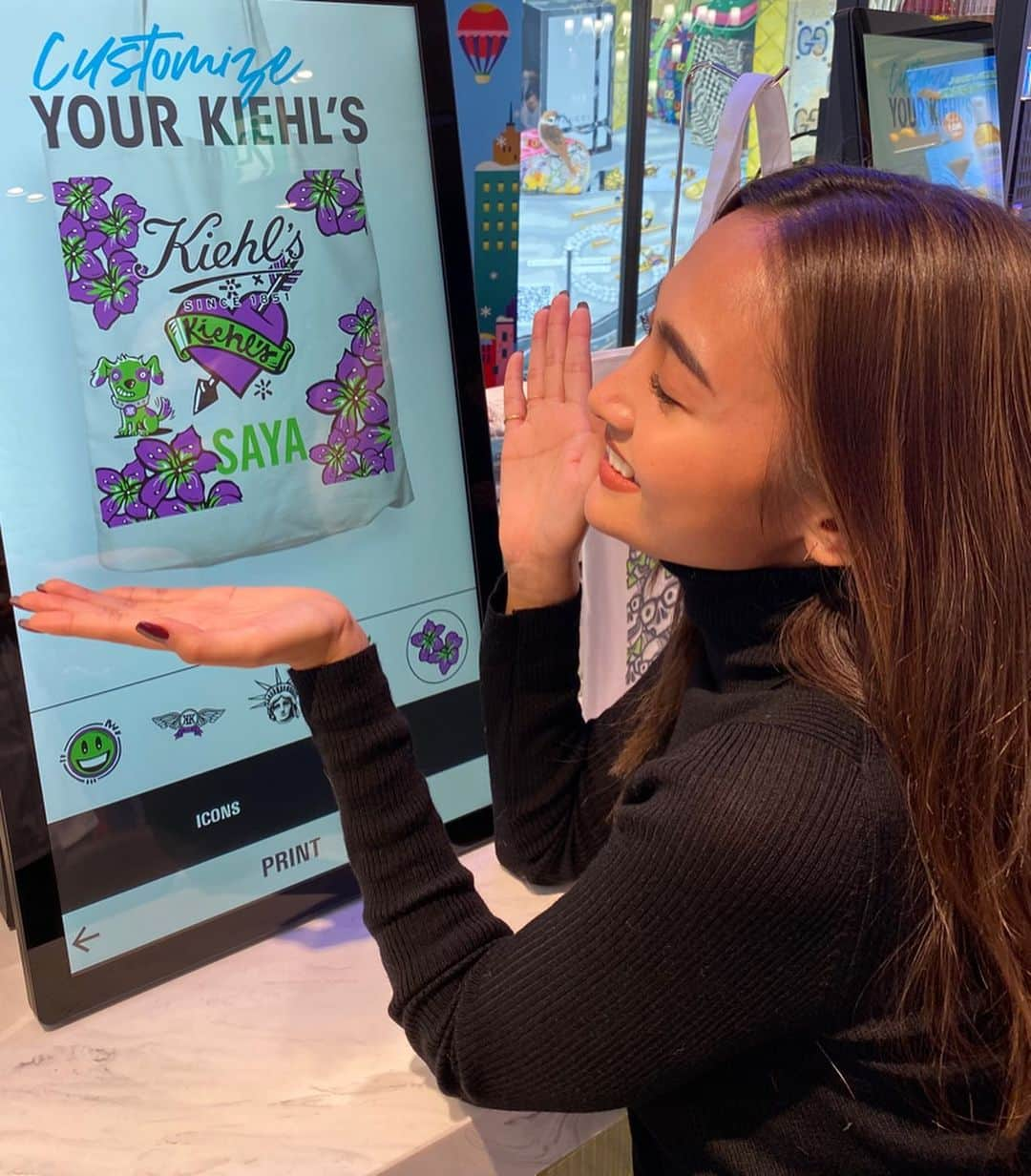 香川沙耶さんのインスタグラム写真 - (香川沙耶Instagram)「@kiehlsjp フラッグシップ店遊び来ました！ オープンおめでとうございます👏🏽💖🎉 UFCクリームをメインにした、 保湿ケアのカウンセリングしてきました！ 冬はすごく乾燥するので、 クリームの工夫した使い方など... でも、お肌チェック、 なんと！油分も水分も同じくらいで お肌状態パーフェクトでした🤩💯 フラッグシップ店限定のオリジナルグッズなども たくさん頂いちゃいました！ さやだけのオリジナルトートバッグもデザインしたよっ☺️💖 #キールズフラグシップ #キールズクリームUFC #cosmopolitanpromotion #skincare  #kiehls」12月9日 15時58分 - saya.kagawa