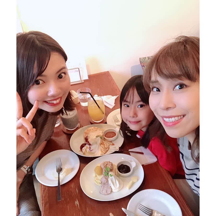 加藤里奈（カトリーナ）さんのインスタグラム写真 - (加藤里奈（カトリーナ）Instagram)「🥞🥞🥞 みきママさん&杏ちゃん🍽 先日、NHKのロケでお世話になった みきママさんにお誘い頂き、 みきママさんとみきママさんの娘杏ちゃんと パンケーキを食べに行ってきました🎶 3人で女子会です😂💗いっぱい喋ったー🤣🤣 * みきママさんがよく載せている食べているところの写真、 私バージョンを撮ってくれました😂✨ * 『uzna omom』 ( @uznaomom ) 📍東京都渋谷区神宮前5-17-8原宿XS203 ☎️03-3499-2337 ⏰平日12:00-18:00 (L.O.17:00)  土日祝 11:00-18:00 (L.O.17:00) 📴月曜日 * 《他店舗》 ✔️ 駒込店 ✔️台湾 * * #パンケーキ #pancake #原宿 #原宿カフェ #原宿グルメ #uzma #uznaomom #カフェ #カフェ巡り #カフェ好きな人と繋がりたい #カフェスタグラム #カフェ好き #パンケーキ巡り #パンケーキ部 #甘いもの #甘党 #みきママ #スイーツ #スイーツ巡り #スイーツ好きな人と繋がりたい #加藤里奈」12月9日 16時02分 - rinakatoktriiina