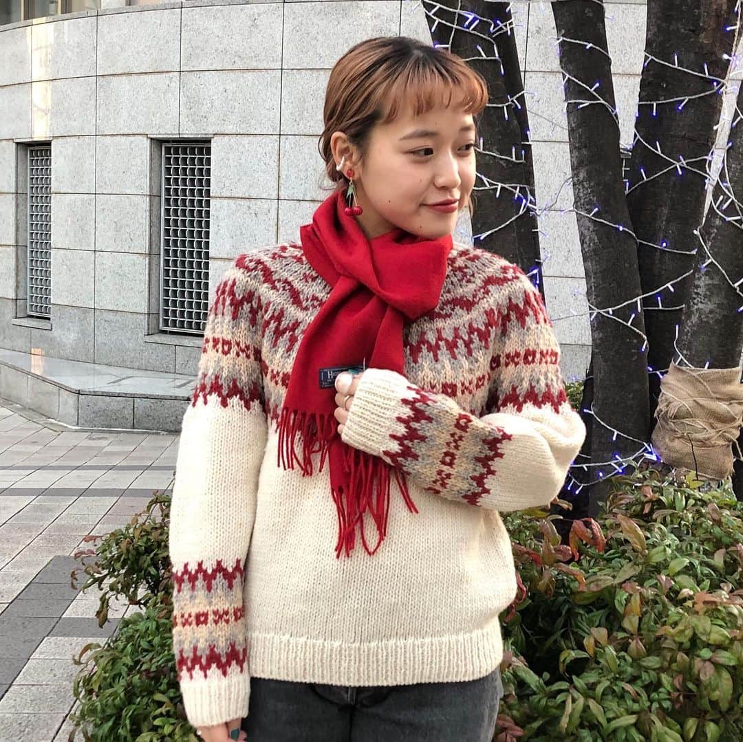 のインスタグラム：「. 🍒【 BEAMS BOY 】🍒 . recommend item🤍 . knit item no：1315-0673 price：¥15,800+tax . muffler item no：1345-0342 price：¥4,000+tax . @beams_kobe ☎️078-335-2720 #beams#bprbeams#beamsplus#beamsboy#raybeams#beamst#muffler#knit#womensfashion#womensstyle#instafashion#instagood#outfit#outfitoftheday#fashion#ootd#beamskobe#kobe#japan#ビームス#レイビームス#ビームスボーイ#マフラー#ニット#クリスマス」