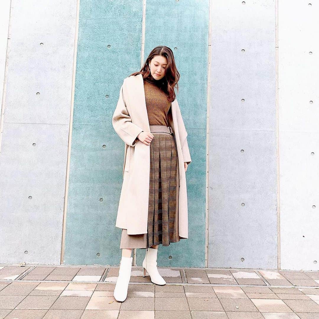 櫻井麻美のインスタグラム：「寒くなってきましたね❄️ 冷えると体調崩しやすいので寒いのは苦手です😵 暖かコーデで冬を乗り切ろう💨 ・ #ootd  #outfit #adeam #pleatedskirt」