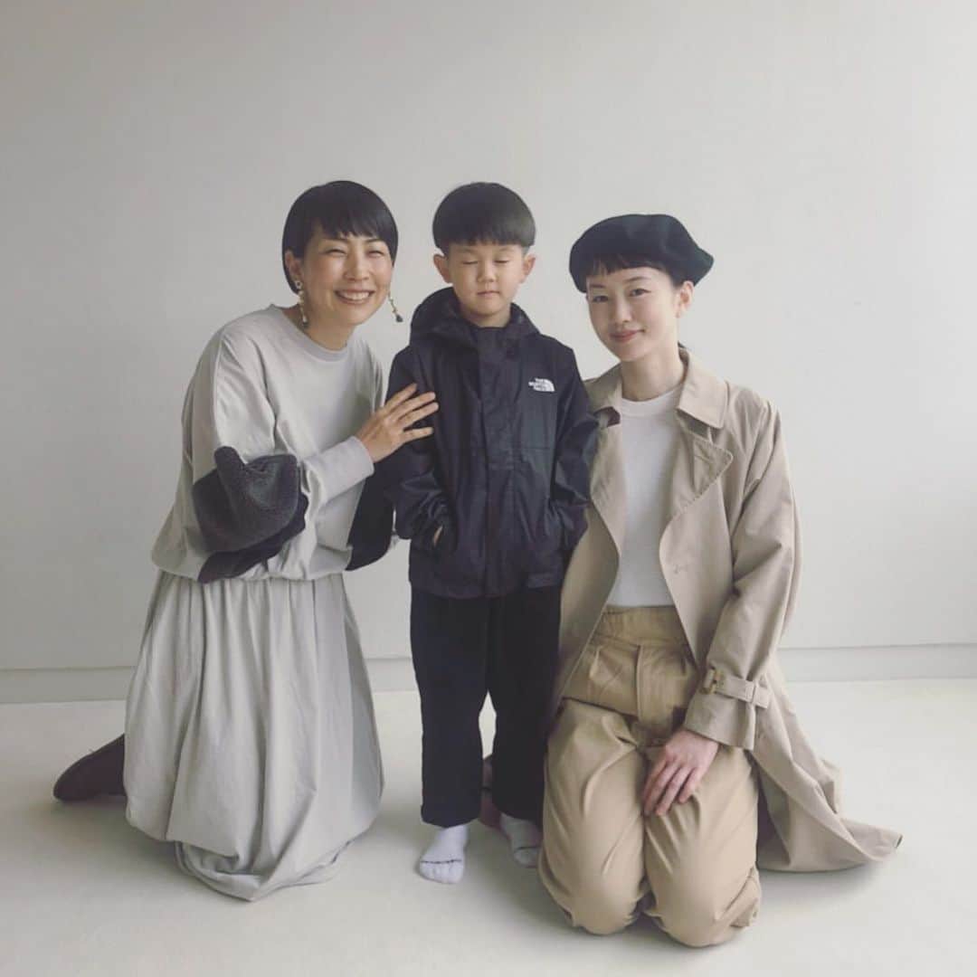 高見まなみのインスタグラム：「お仕事復帰しました🙌🏻 久しぶりのお仕事はなんと長男と一緒にリンネルの撮影でした😳💓 . .  #ライターの仁田さんと💓 #目つむり長男と」