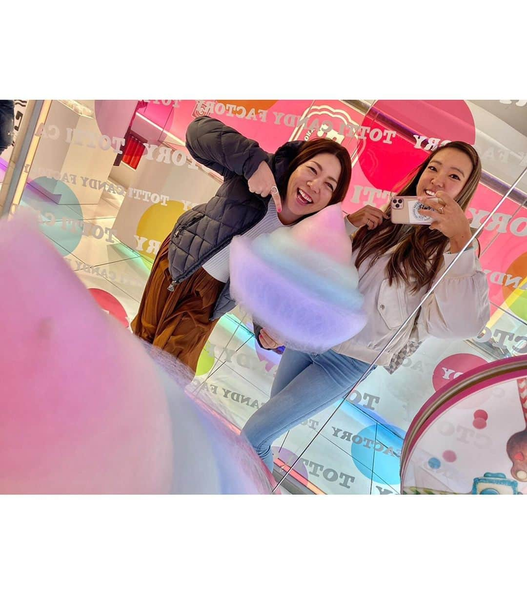 エイミー・コガさんのインスタグラム写真 - (エイミー・コガInstagram)「大好きなMika chanとcotton candyデート💖🧡💚💙💜 #原宿 #わたあめ Japan taking everything to the next level💕 #cottoncandy #tokyo」12月9日 16時14分 - eimango