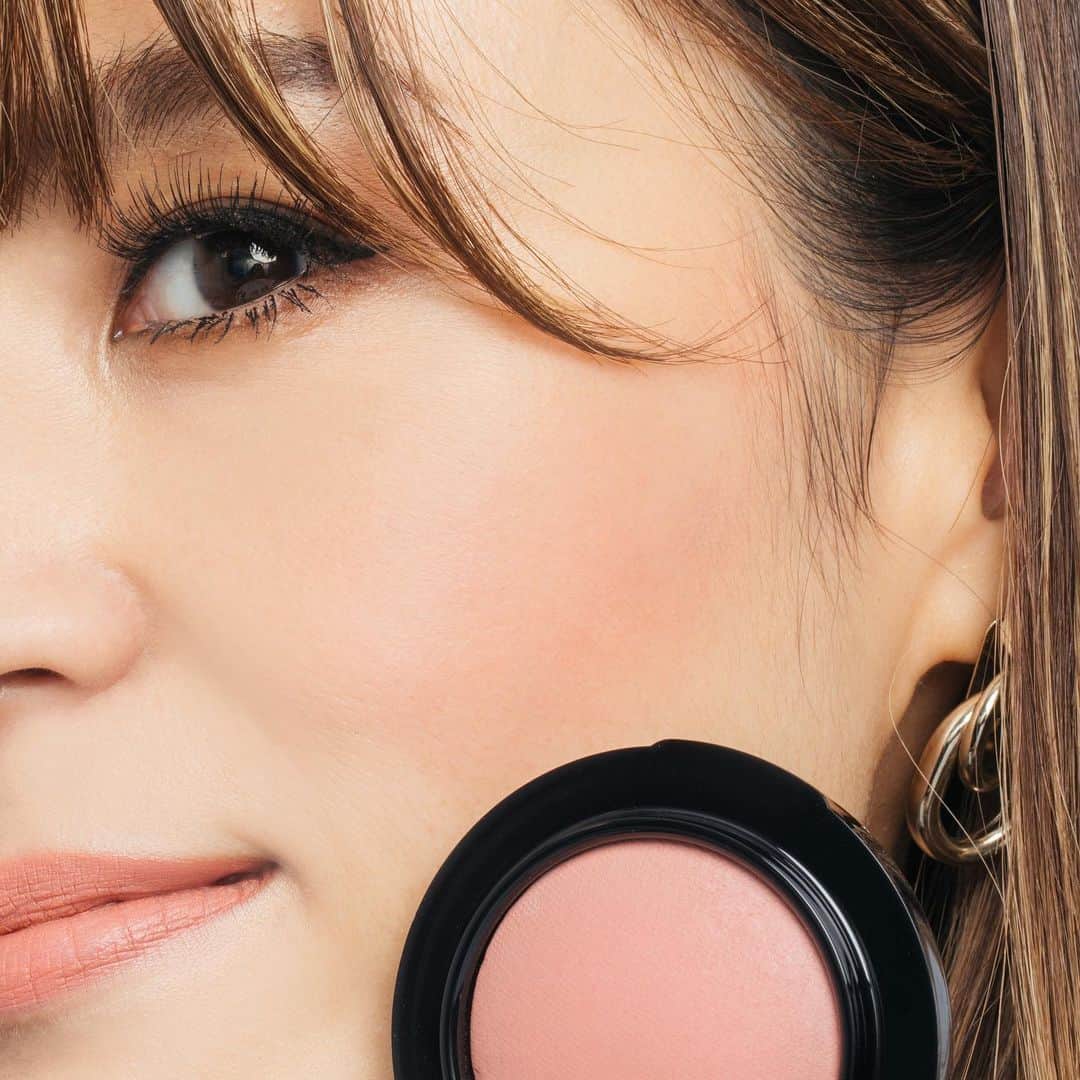 M∙A∙C Cosmetics Japanのインスタグラム：「ㅤ 2019年 M·A·Cアーティストが選ぶ マストハブ！ -チーク編- ㅤ ❄️[M·A·C ミネラライズ ブラッシュ] スウィート イナフ ㅤ 大人っぽい落ち着いたモーヴピンクのチーク。甘くなりすぎず、自然な血色感が出るのがポイント✨秋冬トレンドのリップカラーにもマッチします。 ㅤ ㅤ MAKEUP AND MODEL: M·A·C ARTIST MAYUKO MOGAMI @macpro_tokyo PHOTO: @takaki_iwata ㅤ ㅤ ㅤ ㅤ ㅤ #MACCosmeticsJapan #MACコスメ #MACCosmetics #コスメ #メイク #チーク #ミネラライズブラッシュ #ピンク #ピンクメイク #ピンクチーク #血色 #トレンドメイク #コスメ紹介 #トレンド #冬メイク #冬コスメ #スウォッチ #makeup #cheek #cheekmakeup #cosmetics #winter #beauty」