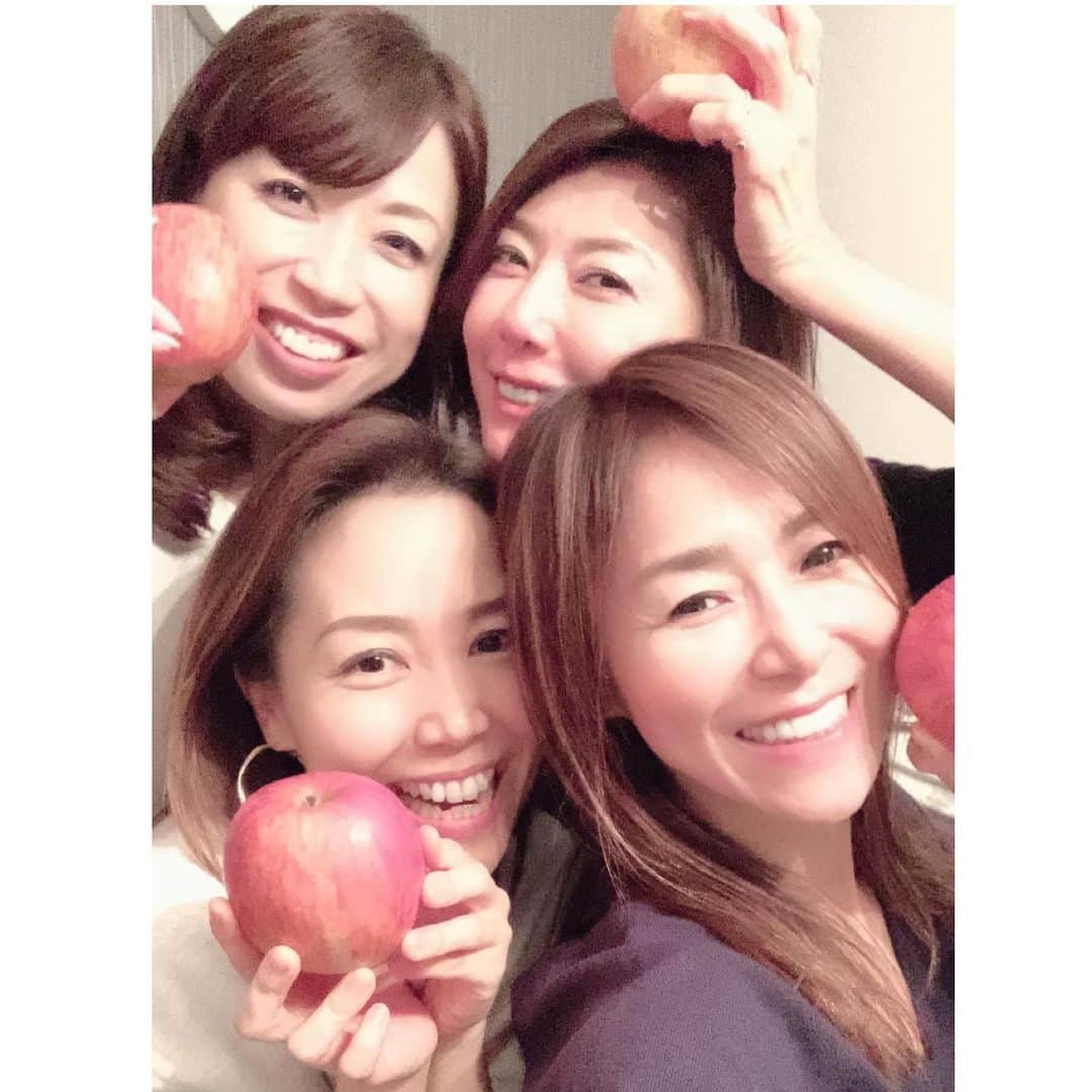 坂田陽子さんのインスタグラム写真 - (坂田陽子Instagram)「いつも美容と健康に気を配った 美味しいご飯でおもてなししてくれる　@kana723  さんの家で忘年会。今年も沢山食べて飲んでよく笑った‼️ ・ 手土産に福島から届いたばかりのりんごを持って行ったら、 同じく、長野、青森、と何故かりんごばかりが集まり😂 懐かしの　#ザテレビジョン　風に記念撮影笑 ・ #昭和感　は否めない、いや、それしか無いけど😂 みんな本当にパワフルで素敵な友達❤️ ・ ・ 本日 #newsevery #特集　 #食リポ してます😆❗️」12月9日 16時24分 - yokosakata