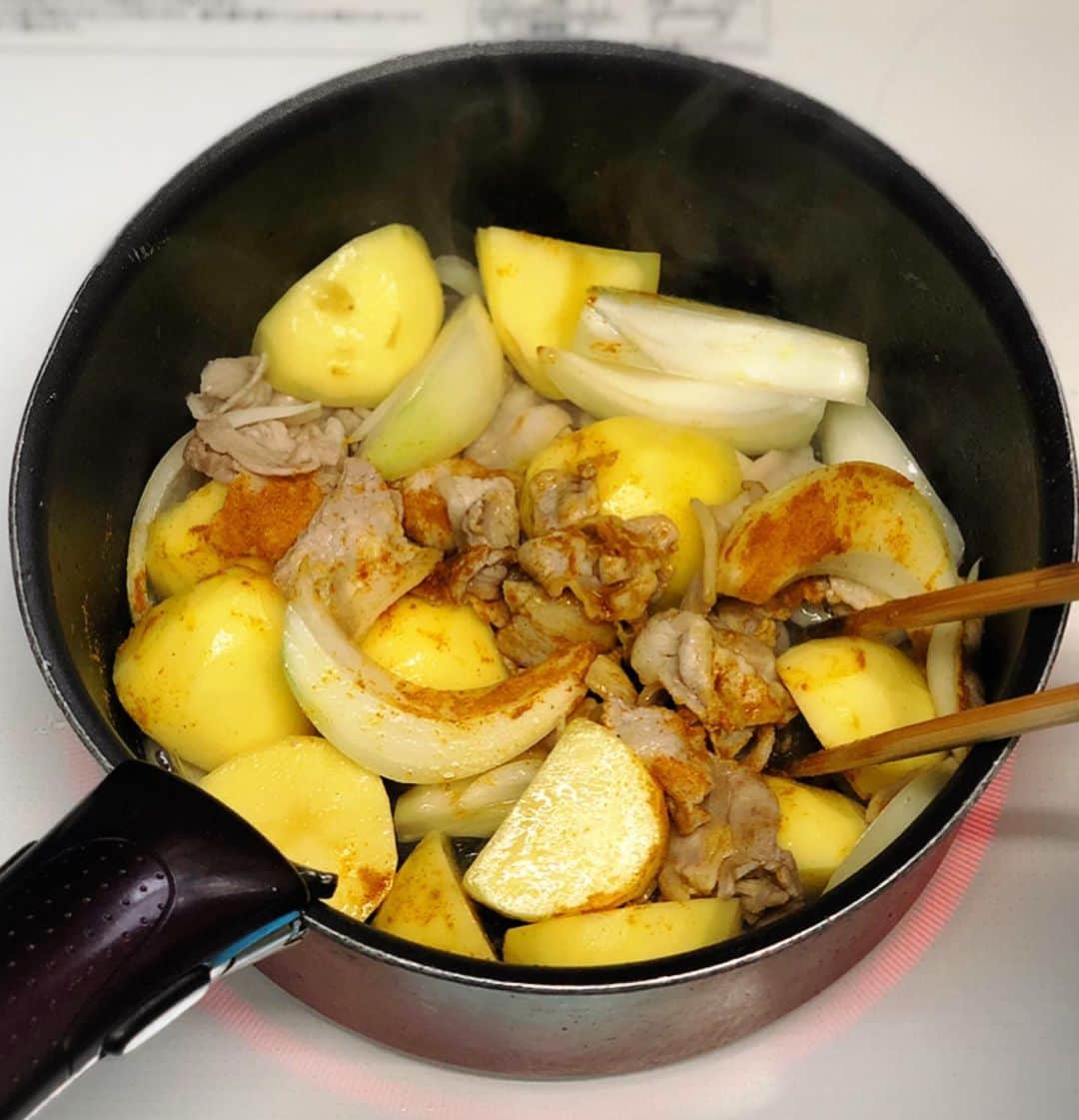 Mizuki【料理ブロガー・簡単レシピ】さんのインスタグラム写真 - (Mizuki【料理ブロガー・簡単レシピ】Instagram)「・﻿ 【レシピ】ーーーー﻿ ごはんがすすむ！﻿ ♡カレー肉じゃが♡﻿ ーーーーーーーーー﻿ ﻿ おはようございます(*^^*)﻿ 今日は煮物レシピ♩﻿ ［カレー肉じゃが］のご紹介です♡﻿ (うま塩肉じゃがをアレンジしました♩)﻿ ﻿ 具は豚肉、じゃがいも、玉ねぎに﻿ コーンも加えて甘みをプラス♫﻿ コクのある甘辛味で﻿ とってもごはんに合いますよ♡ ﻿ さっと炒めて煮るだけで﻿ 簡単にできるので﻿ よかったらお試し下さいね♡﻿ ﻿これおすすめです(*´艸`) ﻿  ーーーーーーーーーーーー﻿ 【2人分】﻿ 豚バラ薄切り肉...150g﻿ じゃがいも...3個(350g)﻿ 玉ねぎ...1/2個﻿ コーン...大4〜﻿ サラダ油...小1﻿ カレー粉...小1﻿ ●水...300ml﻿ ●醤油...大2.5﻿ ●砂糖・みりん...各大1﻿ (あれば)カイワレ大根...適量﻿ ﻿ 1.豚肉は4cm長さに切る。じゃがいもは4cm大に切る。玉ねぎは2cm幅のくし形に切る。﻿ 2.鍋にサラダ油を入れて中火で熱し、豚肉を炒める。豚肉の色が変わったらじゃがいもと玉ねぎを加えてさっと炒め、カレー粉も加えて更に1分炒める。﻿ 3.コーンと●を加え、煮立ったらアクを除く。落し蓋をのせて弱めの中火で13〜15分、じゃがいもが柔らかくなるまで煮る。(途中一度混ぜると◎)﻿ 4.器に盛り、カイワレ大根をトッピングする。﻿ ーーーーーーーーーーーー﻿ ﻿ ﻿ 《ポイント》﻿ ♦︎落し蓋はアルミホイルでOK♩﻿ ♦︎煮込み時間は目安です♩じゃがいもの種類によって調節して下さい♩﻿ ♦︎辛くないのでお子様にも食べていただけます♩﻿ ﻿ ﻿ ﻿ 【お知らせ】﻿ ストーリーズでは一日数回﻿ 別レシピをご紹介しております(*^^*)﻿ ＊コメントは最新の投稿に下さいますよう﻿ お願い致しますm(_ _)m﻿ ﻿ ﻿ ﻿ 🎀新刊【#ほめられごはん 】🎀﻿ 🔹おかげさまで重版しました！🔹﻿ 楽天ブックスでご購入いただきますと﻿ レシピカードの特典がついてきます♡﻿ ﻿ ﻿ ﻿ #ブログ更新しました﻿ ブログはホームのリンクよりご覧下さい↓﻿ @mizuki_31cafe﻿ 【Mizuki公式ラインブログ】﻿ https://lineblog.me/mizuki_official/﻿ ﻿ ﻿ ﻿ #肉じゃが#カレー肉じゃが#カレー#豚肉#じゃがいも#ごはんがすすむ﻿ #Mizuki#簡単レシピ#時短レシピ#節約レシピ#料理#レシピ#フーディーテーブル#おうちごはん#おうちカフェ#デリスタグラマー#料理好きな人と繋がりたい#料理ブロガー#おうちごはんlover#器#マカロニメイト﻿#カレー肉じゃがm #foodpic#follow#cooking#recipe#lin_stagrammer」12月9日 7時28分 - mizuki_31cafe