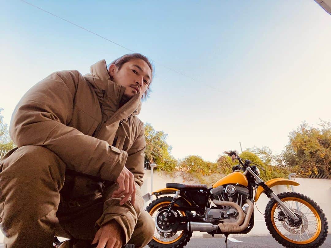 窪塚洋介のインスタグラム：「I love this 2nd Harley!!! #harleydavidson #xl883  fashion↓ #gordonmiller #gripswany」