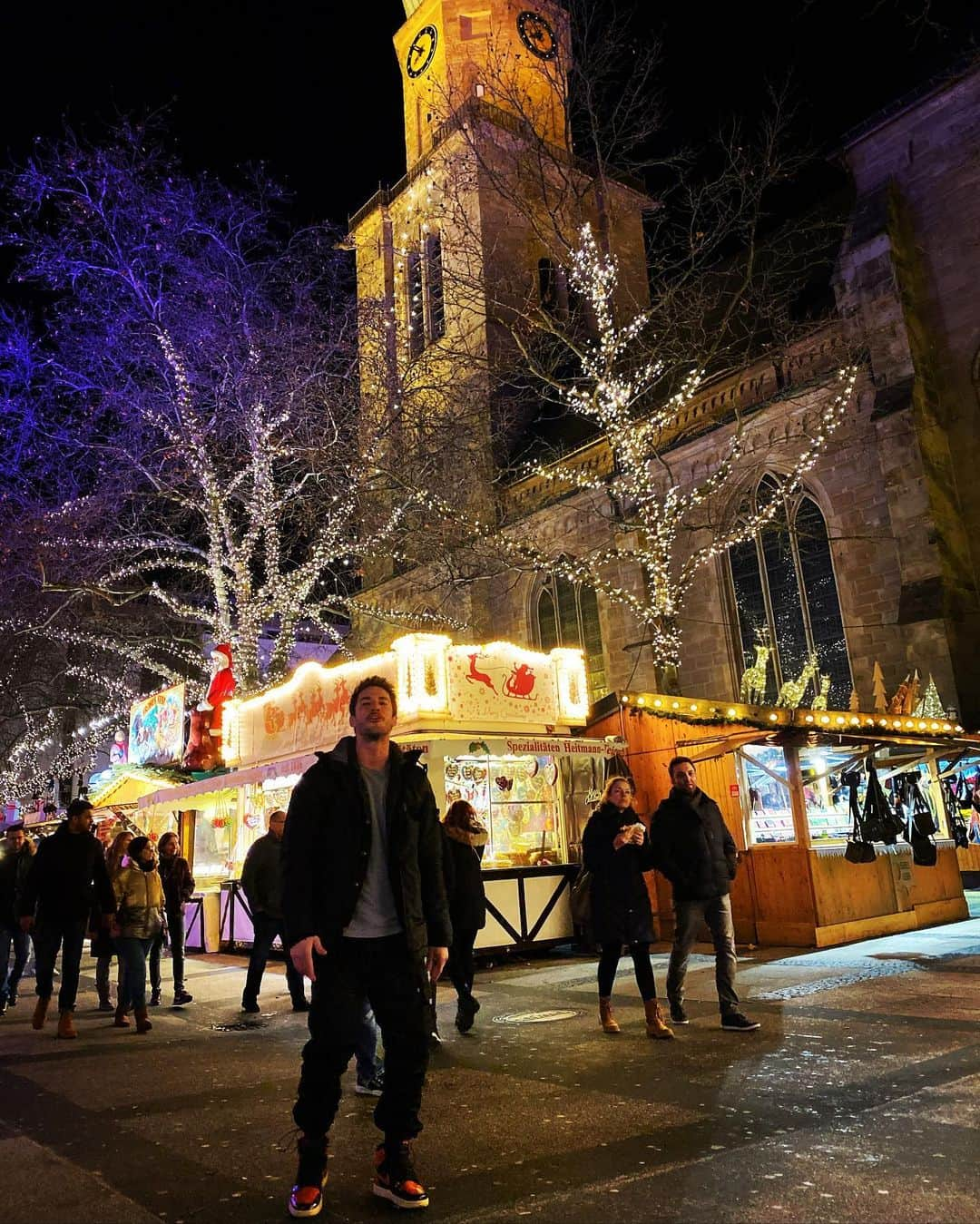 マイケル・トレヴィーノさんのインスタグラム写真 - (マイケル・トレヴィーノInstagram)「Did I even really go to Germany this time of year if I didn’t hit the Christmas market? 🇩🇪🎄🎁」12月9日 7時30分 - michaeltrevino