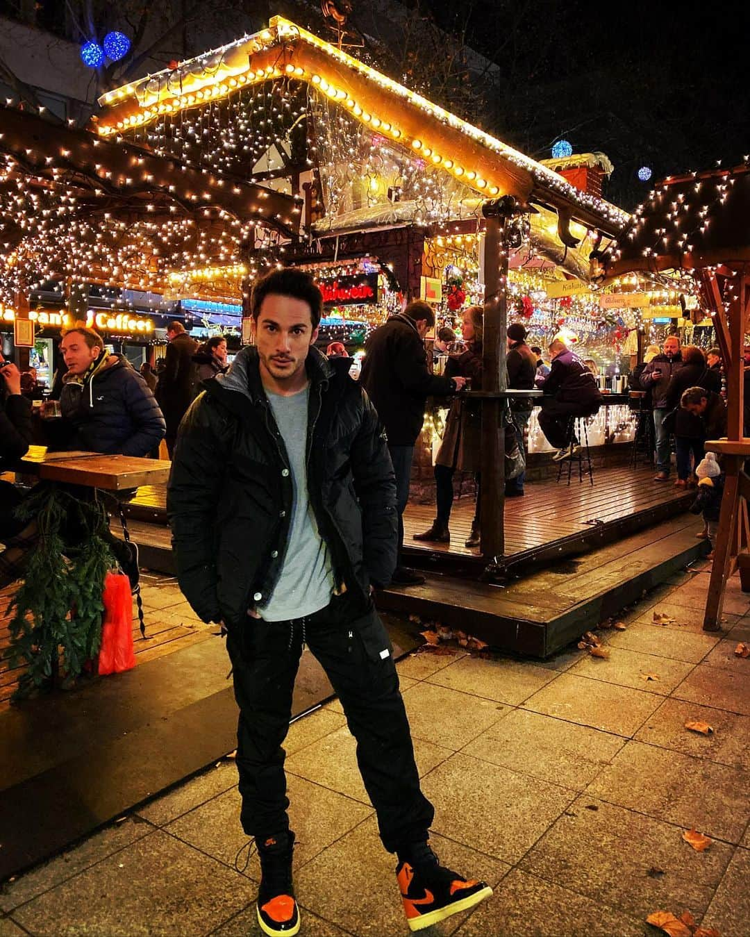 マイケル・トレヴィーノさんのインスタグラム写真 - (マイケル・トレヴィーノInstagram)「Did I even really go to Germany this time of year if I didn’t hit the Christmas market? 🇩🇪🎄🎁」12月9日 7時30分 - michaeltrevino