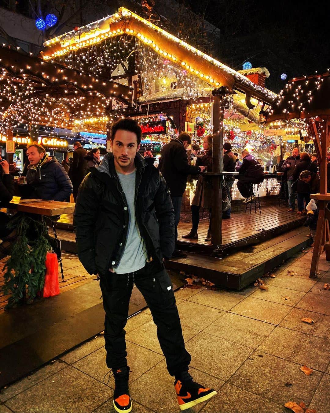 マイケル・トレヴィーノのインスタグラム：「Did I even really go to Germany this time of year if I didn’t hit the Christmas market? 🇩🇪🎄🎁」