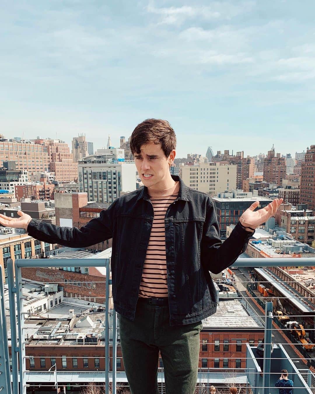 コナー・フランタのインスタグラム：「physically in LA, mentally in NY 🥺」
