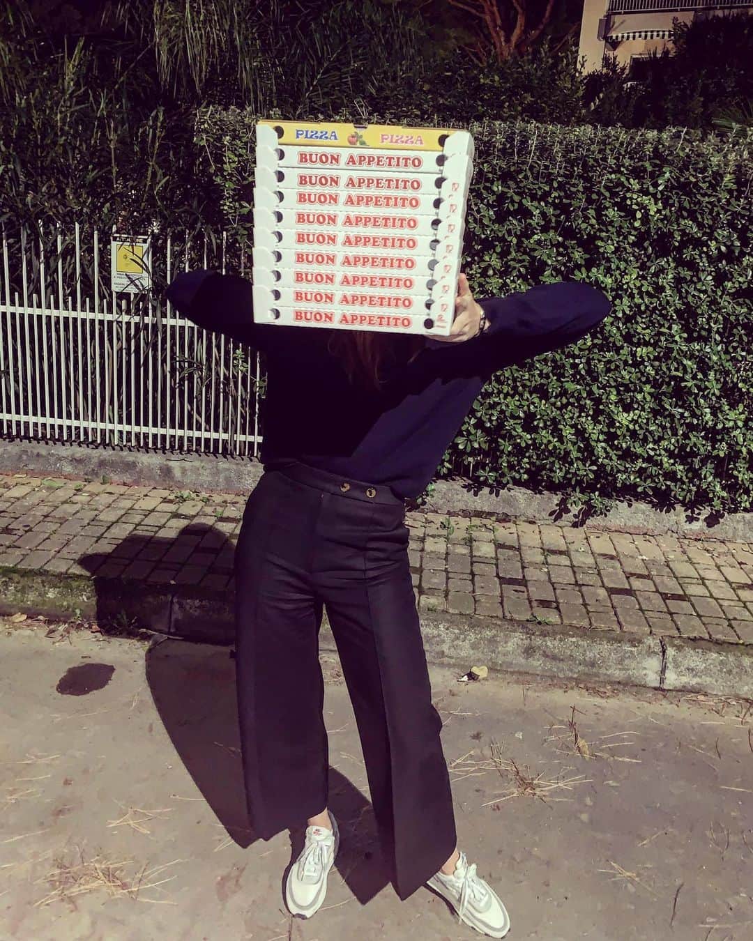 マリア・シャラポワのインスタグラム：「Full disclosure-those are empty pizza boxes. We ate truffle instead 😉 #WhenInItaly 🇮🇹」