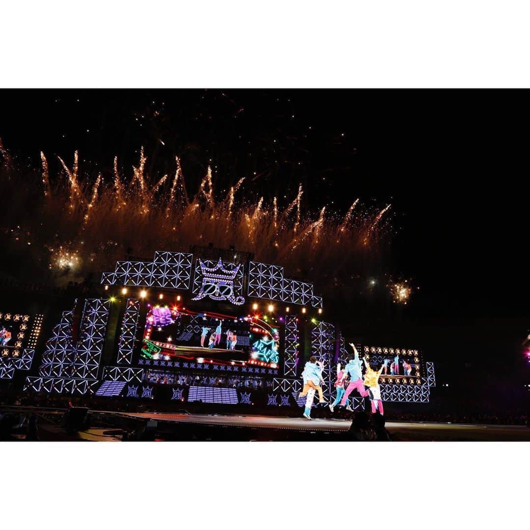 嵐（ARASHI）さんのインスタグラム写真 - (嵐（ARASHI）Instagram)「2013年-  2008年から6年連続で公演を行ってきた国立競技場。 この国立競技場で最後の公演となったコンサート「アラフェス'13」を開催。 アルバム「LOVE」をリリースし、5大ドームツアー「ARASHI Live Tour 2013 “LOVE”」を開催しました。 2013 - having performed at the National Stadium for the past 6 years, our “Arafes '13” show became the last performance before the facility went under renovation.  Also, our album “LOVE” was released and we had five major dome shows on the “ARASHI Live Tour 2013 LOVE”. #嵐 #ARASHI」12月9日 7時46分 - arashi_5_official