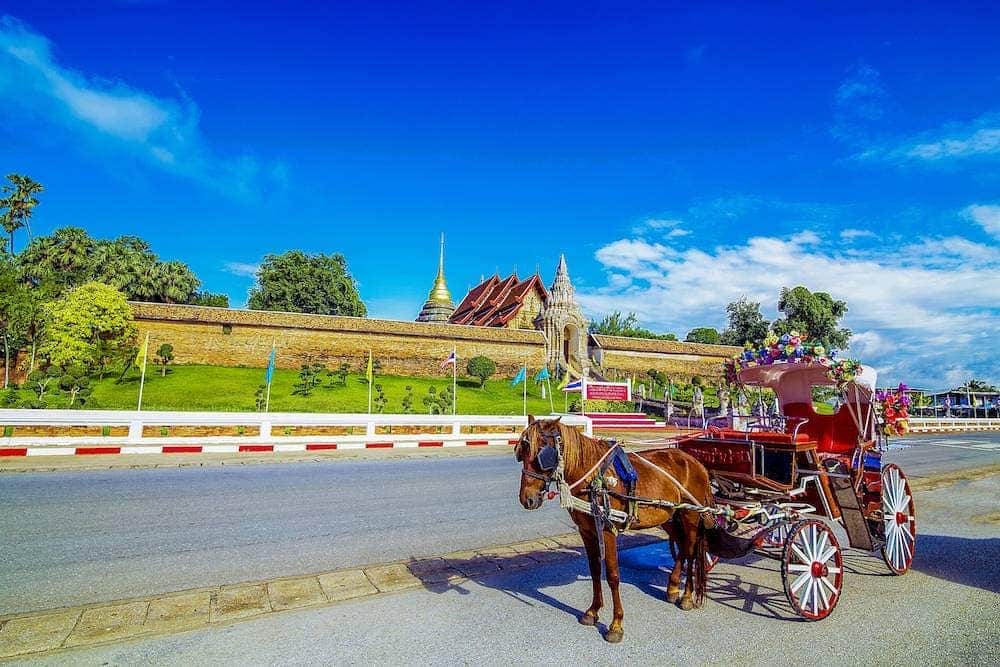 タイ国政府観光庁さんのインスタグラム写真 - (タイ国政府観光庁Instagram)「⠀ ／⠀ 「ワット・プラタート・ランパーン・ルアン」の前からおはようございます☀️⠀ ＼⠀ ⠀ タイ北部・ランパーンにある寺院前の通りに佇むのは、ランパーン名物の「花馬車」🐴🌸⠀ ⠀ ランパーンでは、可愛らしい装飾がされた馬車で町を散策するのが定番のプランです🌞⠀ ⠀ 今週も1週間がんばりましょう😊⠀ ⠀ #今週も頑張ろう #タイ #ランパーン #ワットプラタートランパーンルアン #寺院 #寺院巡り #花馬車 #馬車 #朝の風景 #散歩日和 #こんなタイ知らなかった #タイを知りつくす #はじめてのタイ #旅好きな人と繋がりたい #旅行好きな人と繋がりたい  #ローカル体験 #thailand #lampang #watphrathatlampangluang #temple #carriage #amazingthailand #thailandtravel #thailandtrip #thai #thaistagram #lovethailand #thainess #genic_thailand #localexperience」12月9日 8時00分 - amazingthailandjp