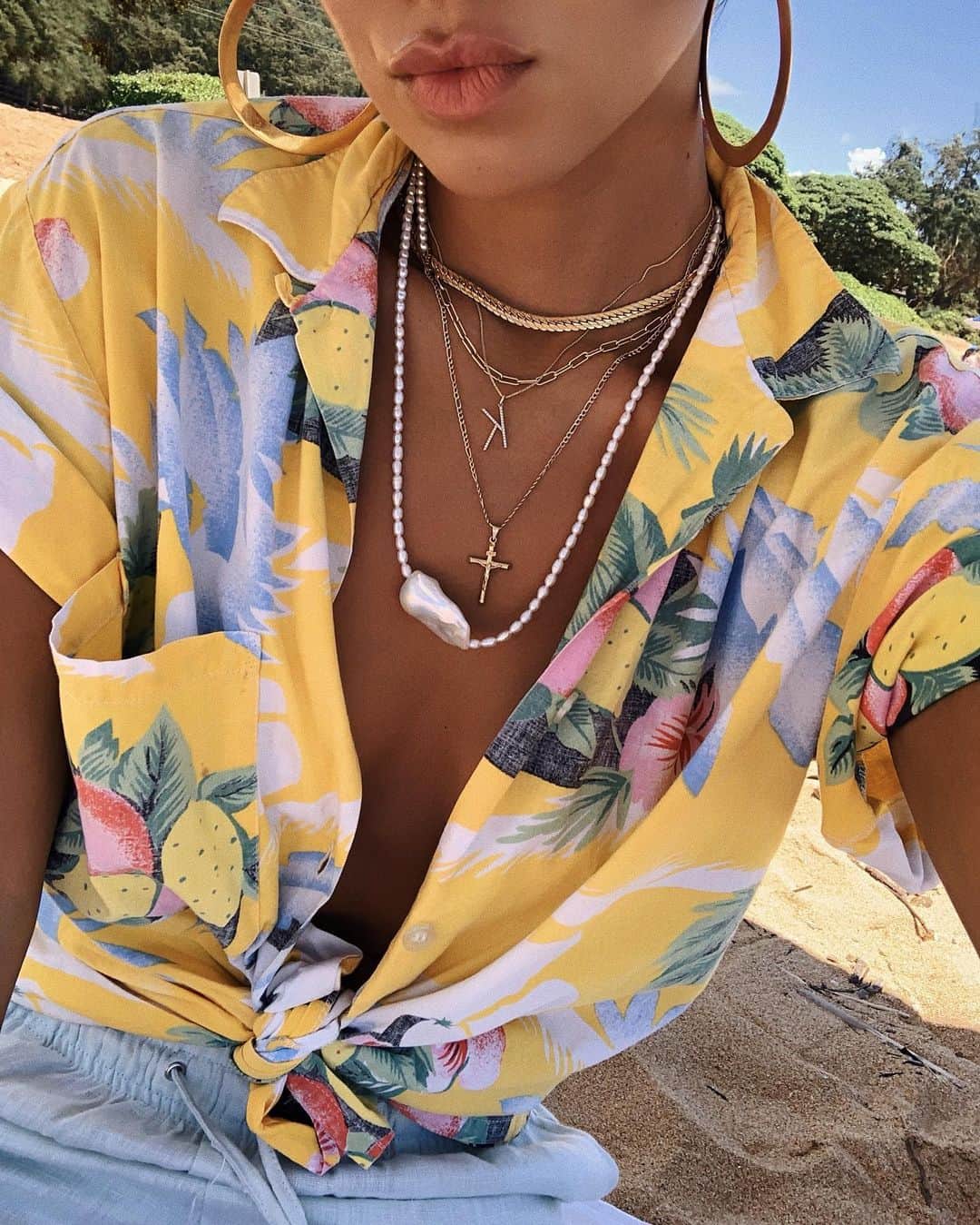 ジュリー・サリニャーナさんのインスタグラム写真 - (ジュリー・サリニャーナInstagram)「Hawaiian vibes. 🌺 love this pearl necklace sm @eneseajewellery 💫💕」12月9日 8時05分 - sincerelyjules