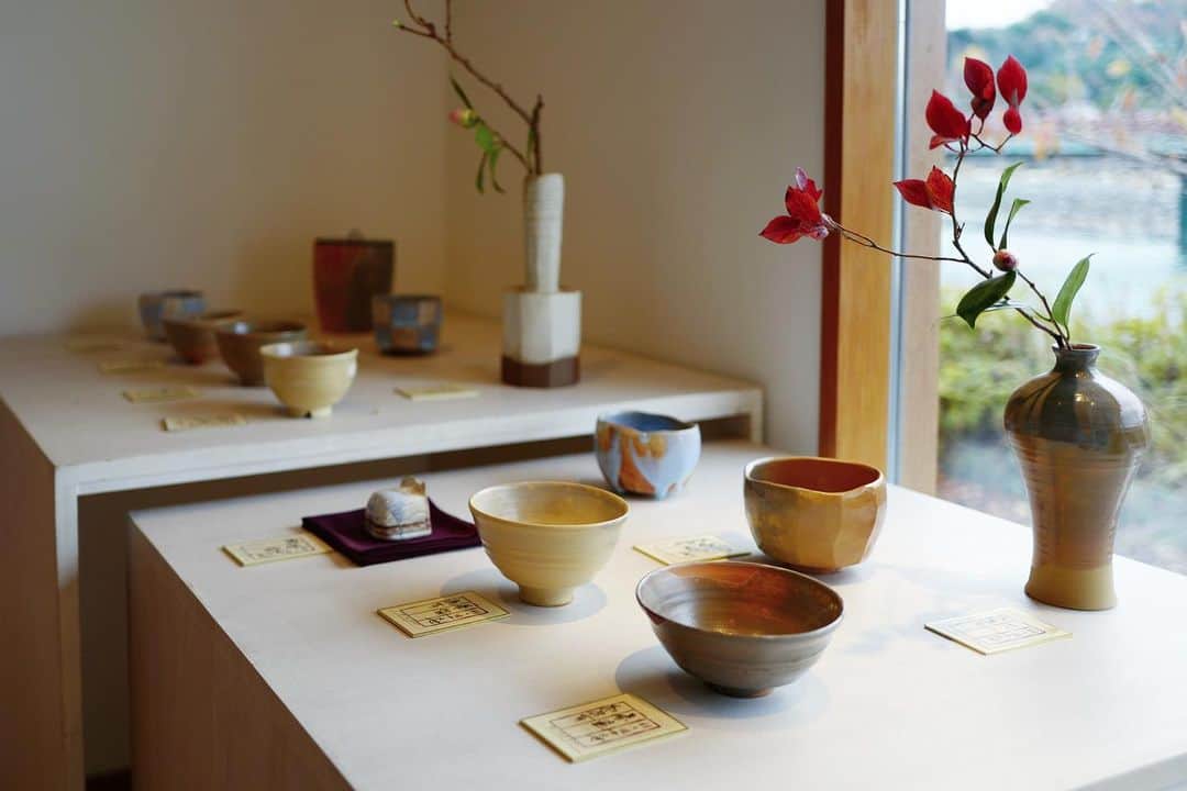 のインスタグラム：「#hisakotravel #hisako_travel2019  開化堂 八木さんにこれまたご紹介いただいた宇治の窯元 朝日焼へ。 約400年前に築かれた窯だそうで、代々の作品も。 川沿いのギャラリーは、開放的でとても素敵な雰囲気✨ 夏は気持ちいいだろうな。 十六世 松林豊斎さんのぐい呑みを、 お茶を飲む器として使おうと思って注文させてもらったよ。 宇治の土を使って作られる朝日焼は、見た目より軽いくて柔らかな表情。 でも、吸水性があって熱伝導性が低く、熱くなりにくい性質なんだって。 使い込むごとに変化する、その変化を楽しみながら使うことで器が完成するという考え方もステキでした。」