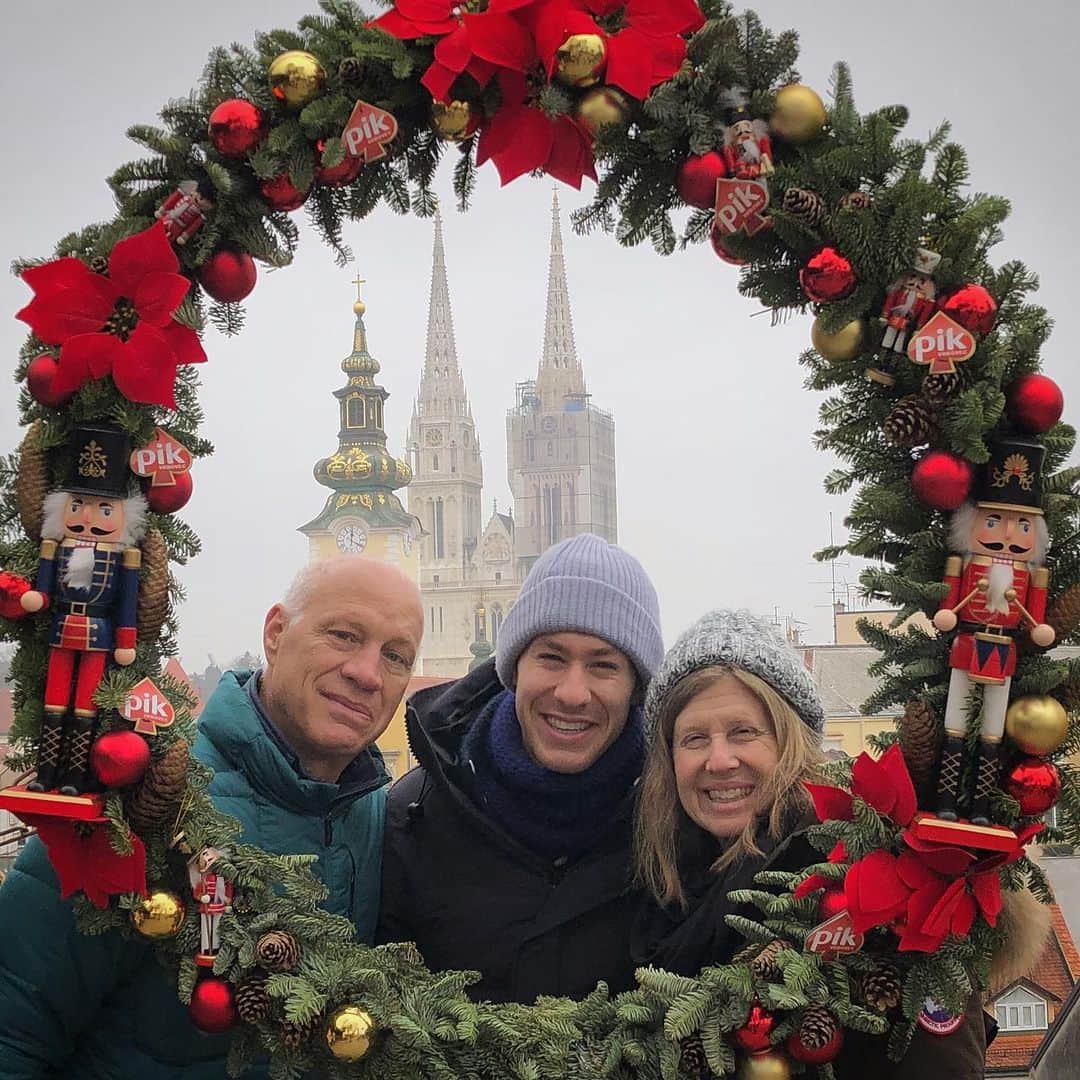 ジェイソン・ブラウンのインスタグラム：「👪🇭🇷❤️ #Zagreb • 僕は両親とザグレブで散歩しました。」