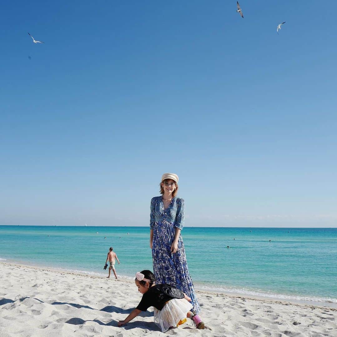 清水わかこさんのインスタグラム写真 - (清水わかこInstagram)「MIAMI BEACH🌴 沖縄と変わらないくらい水が透き通っていてとても綺麗でした😇 . アメリカ最大級のアートフェア#artbasel 。好きなことやものが共通している人の距離の縮まり方(つながり方)は異常なスピードがあると思うのだけど、今回の旅で今まで行ってきた旅での出会いや、出来事が、線で一気に繋がっていってる感じがしています😇 #奇跡に近い出来事も偶然起こる旅 #teruya旅 #miami #miamibeach #artbasel  #art #beach #trip #teruya旅 #子連れ旅行 #トラベル #女の子ママ #travelgram #travel #familytime #家族旅行 #家族」12月9日 8時35分 - wakacham_