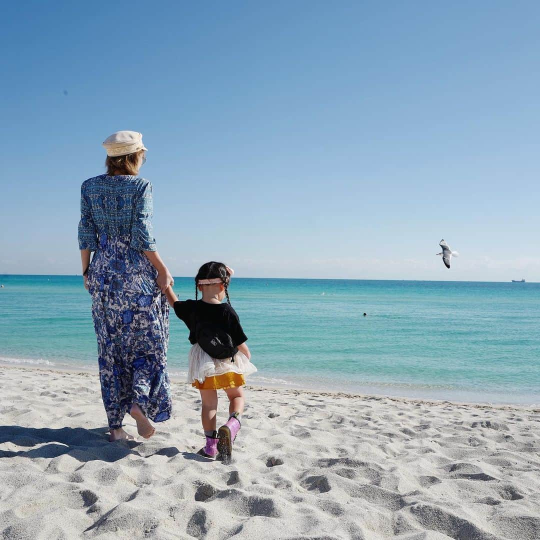 清水わかこさんのインスタグラム写真 - (清水わかこInstagram)「MIAMI BEACH🌴 沖縄と変わらないくらい水が透き通っていてとても綺麗でした😇 . アメリカ最大級のアートフェア#artbasel 。好きなことやものが共通している人の距離の縮まり方(つながり方)は異常なスピードがあると思うのだけど、今回の旅で今まで行ってきた旅での出会いや、出来事が、線で一気に繋がっていってる感じがしています😇 #奇跡に近い出来事も偶然起こる旅 #teruya旅 #miami #miamibeach #artbasel  #art #beach #trip #teruya旅 #子連れ旅行 #トラベル #女の子ママ #travelgram #travel #familytime #家族旅行 #家族」12月9日 8時35分 - wakacham_