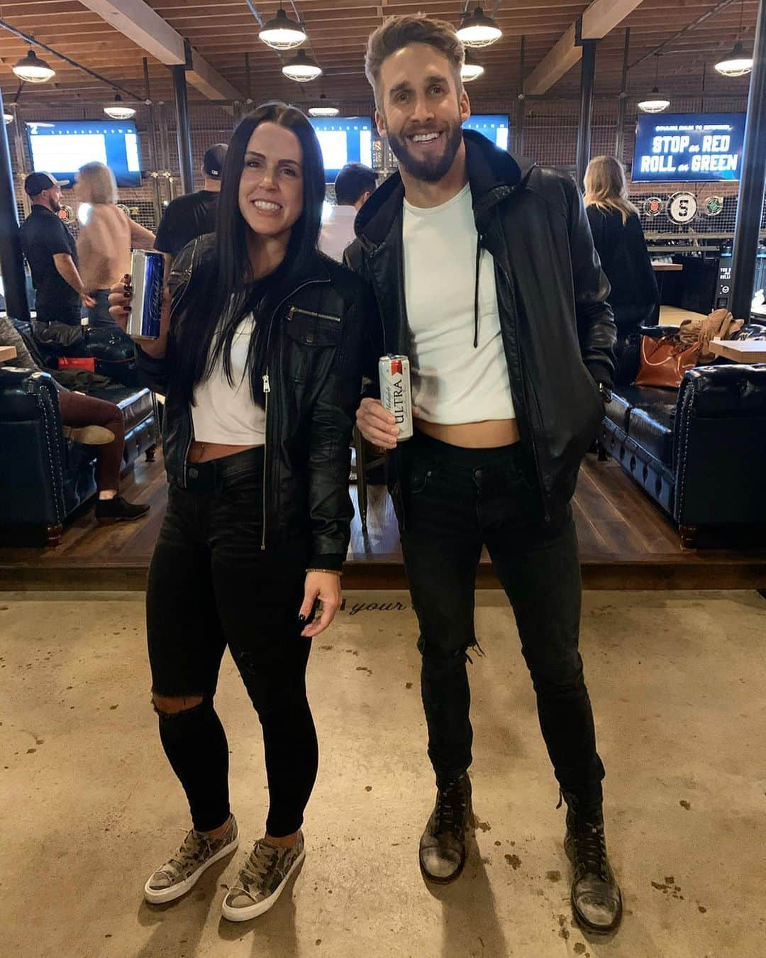 ショーン・ブースさんのインスタグラム写真 - (ショーン・ブースInstagram)「Showed up to the bar wearing the same outfit as my sister ..」12月9日 8時51分 - shawn_booth18