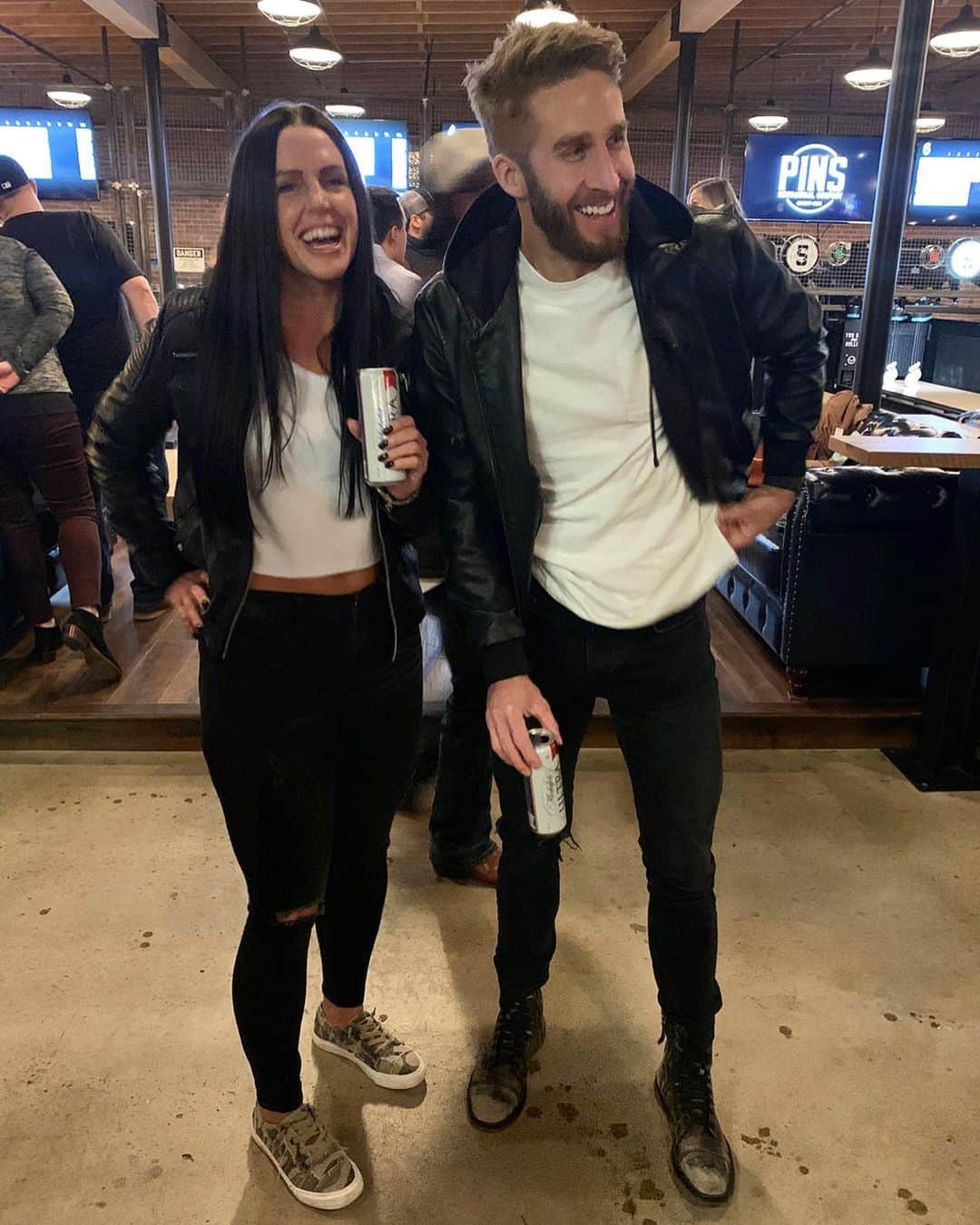 ショーン・ブースさんのインスタグラム写真 - (ショーン・ブースInstagram)「Showed up to the bar wearing the same outfit as my sister ..」12月9日 8時51分 - shawn_booth18