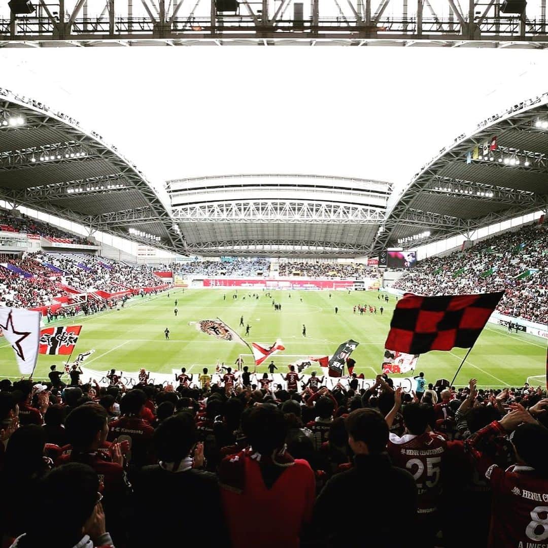 山口蛍のインスタグラム：「一年間応援ありがとうございました！正直あれだけ連敗すると思わなかったしあの時期ほど自分の力のなさやチームに与える影響の低さを実感した時期はなかった。自分自身をどれだけ責めたか。そんな状況でも変わらず応援してくれたサポーターの存在があったからこそなんとか持ち堪えれたと思います！チームが一つになるってすごい難しいし、でも終盤にかけて少しずつ一つになっていってる実感はあった。これを継続して来年に繋げていけばもっともっと良くなると思う！残りは天皇杯、まず21日みんなで一つになって勝って決勝に行きましょう！ほんとに一年間応援ありがとうございました。  #ヴィッセル神戸 #一致団結 #トモニイコウ #21日 #最高の準備 #絶対勝とう」