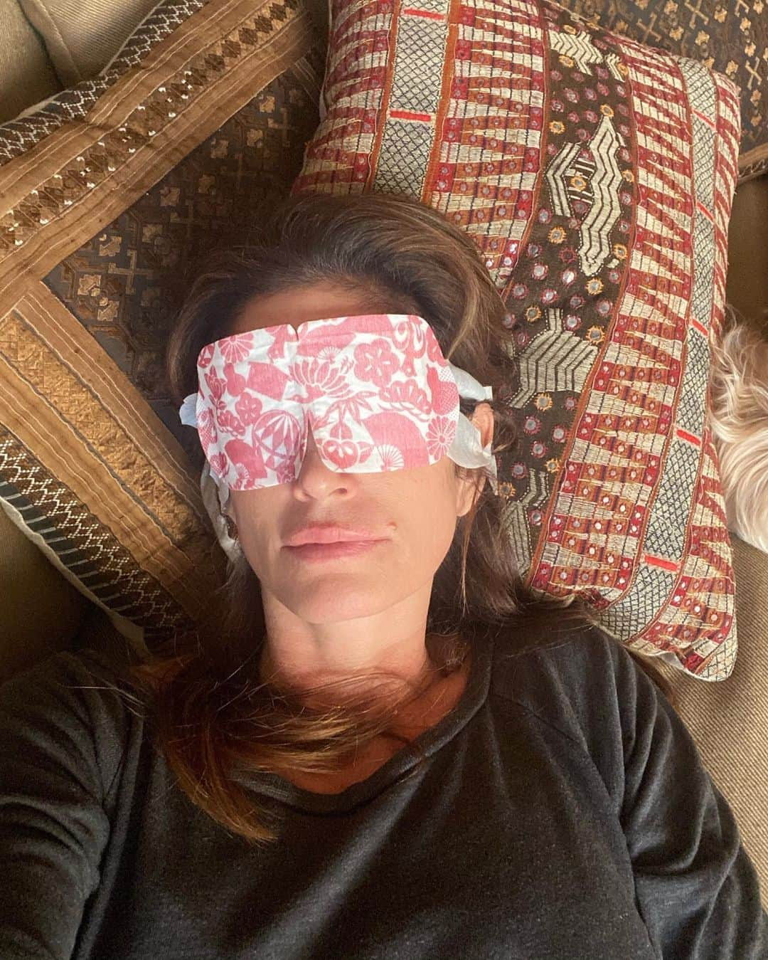 シンディ・クロフォードさんのインスタグラム写真 - (シンディ・クロフォードInstagram)「Lazy Sunday, trying out some Japanese steam eye masks 🇯🇵🌸 Perfect time to catch up on my audiobook, Giver of Stars by @jojomoyesofficial 💫」12月9日 9時29分 - cindycrawford