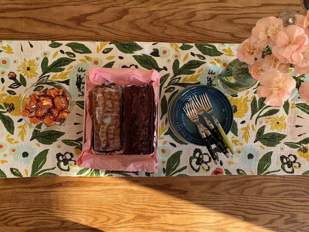 岡田マリアさんのインスタグラム写真 - (岡田マリアInstagram)「@emirimiyamoto ちゃんがパウンドケーキを焼いてきてくれた日曜日。しかも二本も🍫 美味しかった🤤💕 この季節は仲のいい人たちとお家でゆっくり過ごすのが一番好き。」12月9日 9時30分 - maria_okada