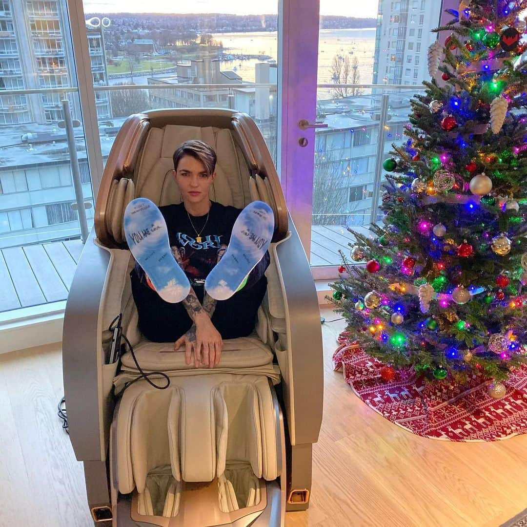 ルビー・ローズさんのインスタグラム写真 - (ルビー・ローズInstagram)「This is the savior of my life. Everyone asks why I have a space ship in my living room.. well for the record lol it’s a massage chair by @bodyfriend and it’s the greatest thing I ever invested in, don’t hate the player hate the game. This is my personal massage therapist and I have no #RAGRETS.」12月9日 9時36分 - rubyrose