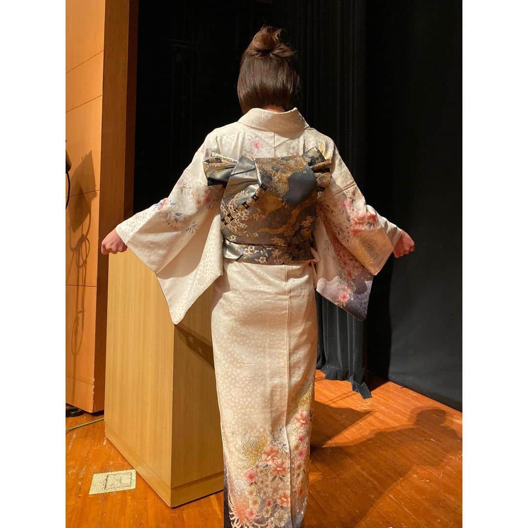 吉川亜樹さんのインスタグラム写真 - (吉川亜樹Instagram)「大好きな着物で👘ご奉仕 珍しい白の訪問着に心弾みます！ 和の心を大切に❤️ #着物#着物女子 #着物ヘア #着物コーデ #吉川亜樹#kimono #kimonostyle #kimonogirl #kimonofashion」12月9日 9時37分 - yoshikawa_aki