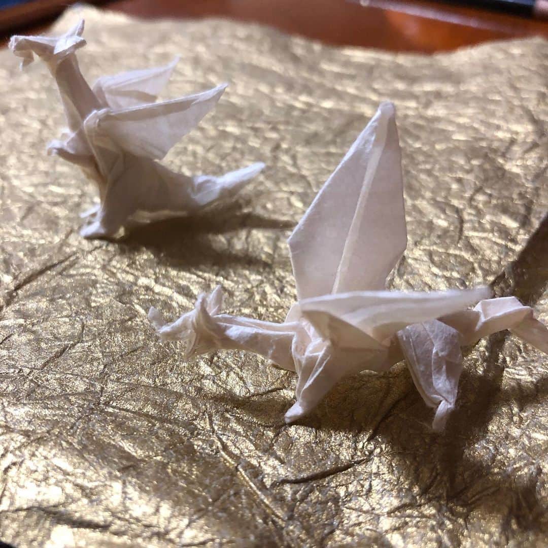 小林拓一郎さんのインスタグラム写真 - (小林拓一郎Instagram)「また息子のレベルが上がってた👏  もう一枚は、お兄ちゃんに対抗して作った次男坊の作品ですが、ここで、問題、さて、何を作ったでしょうか？？ #tdx #origami #折り紙」12月9日 10時00分 - kobataku33