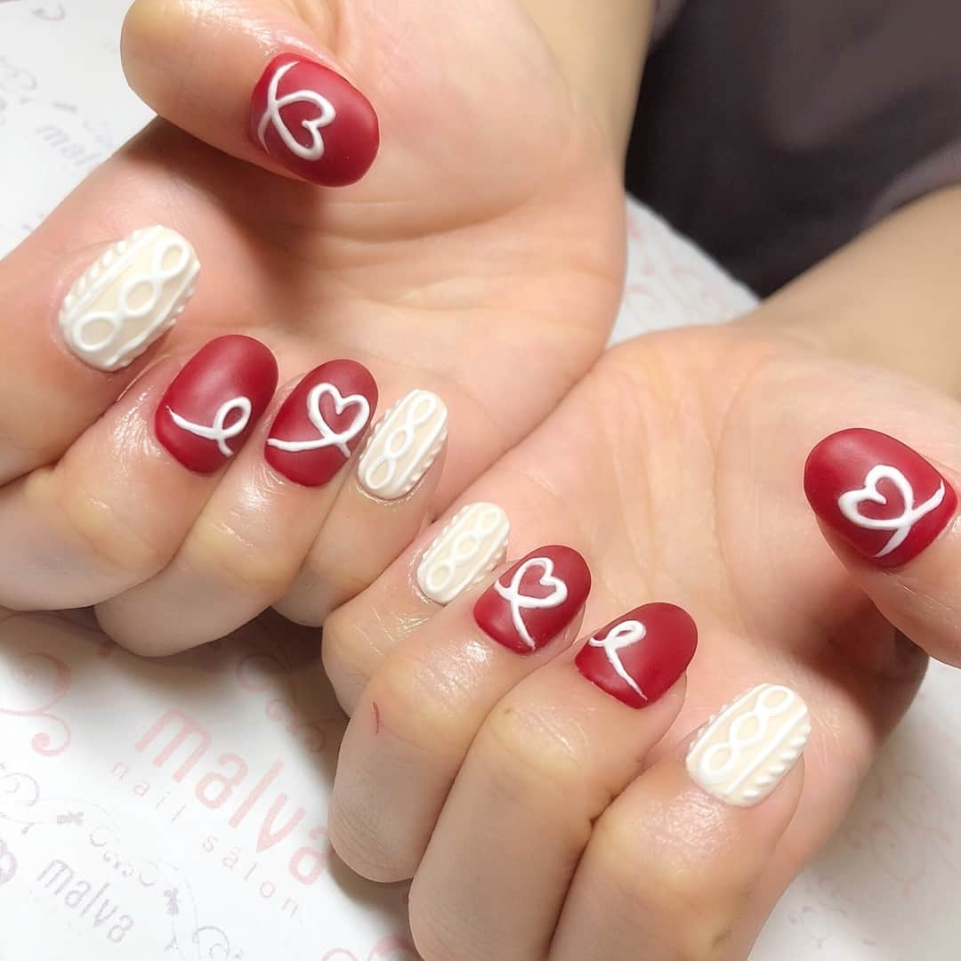 nailsalon malva（ネイルサロンマルヴァ）さんのインスタグラム写真 - (nailsalon malva（ネイルサロンマルヴァ）Instagram)「クリスマスネイル040のアレンジver .·˖*✩⡱⠀ ⠀ ニット柄とマットな赤にもこもこartが可愛い💕⠀ ⠀ 𝐬𝐰𝐢𝐩𝐞で動画もご覧ください☺︎⠀ ⠀ ❄︎ .·˖❄︎⋆⋆｡˚ ❄︎* .·˖⡱❄︎｡⋆｡˚❄︎ .·˖❄︎⠀ ⠀ ♥ 𝐧𝐚𝐢𝐥 𝐬𝐚𝐥𝐨𝐧 𝐦𝐚𝐥𝐯𝐚 ♥⠀ ⠀ ⠀ ご予約はLINEから⠀ LINE ID→《@malvaで検索🔍》⠀ ⠀ キャンペーンネイル・料金表は⠀ HPからご覧ください✯*･ :.｡⠀ ▶︎http://www.malvanail.com/sp/⠀ ⠀  #malva#nailsalonmalva#ネイル#gelnail#nail#nailart#naildesign#nailstagram#beautysalonmalva#gel#ジェルネイル#ネイルデザイン#原宿ネイル#nailsalon#ネイルサロン#ネイルチップ#森絵里香#malvaネイル#お洒落ネイル#ネイリスト募集#美甲#fashion#クリスマスネイル#冬ネイル#네일#젤네일 #エニシーグローパック正規取扱店 #エニシーグローパック  #リアムール正規取扱店 #エキスパートローション」12月9日 10時00分 - malva_nail