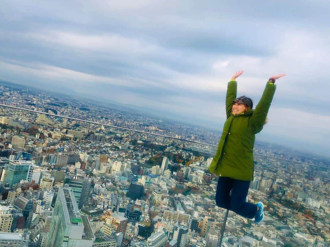 福島和可菜さんのインスタグラム写真 - (福島和可菜Instagram)「ヒェーイ😎✌️ #気分は全身バネ人間 #私 #ジャンプ力 #半端ないって #自画自賛 #笑 #JUMP #この写真は間違いなく #SNS #映え #だよね #何回か取り直した事は #内緒 #こんな場所で撮影させていただけるなんて #贅沢 #ありがとうございます #撮影 #ロケ #放送 #お楽しみに #街 #大都会 #TOKYO #飛ぶ #ぴょん #😊」12月9日 10時07分 - fukushimawakana