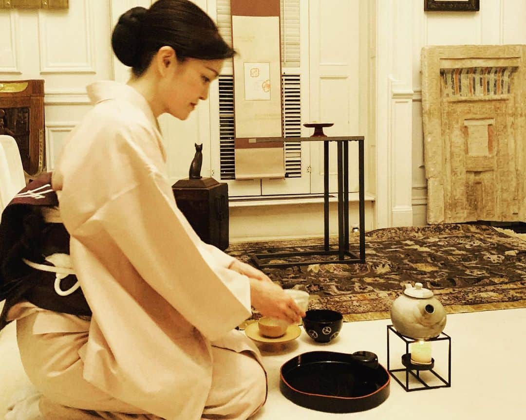 ショーン・レノンさんのインスタグラム写真 - (ショーン・レノンInstagram)「Today my beautiful cousin Akiko performed a Japanese Tea Ceremony for my mother, my uncle, my sister, and my other cousins, in honor of my father. Behind her was a custom scroll she had made out of an old drawing my father had given her when we were kids. The tea bowl with which she served my mother she had designed and decorated for this day with exactly 9 peace signs. When the matcha was finished there was another surprise revealed to be written at the bottom of the bowl: ‘i ii iii’ something @yokoonoofficial fans will recognize as signifying the words ‘i love you’ from her Onochord piece. The level of thoughtfulness and consideration, the meticulousness and beauty were truly breathtaking. What had begun as a difficult day for our family has left me feeling incredibly grateful. Thank you Akiko, and thank you everyone for your kind words.」12月9日 10時21分 - sean_ono_lennon