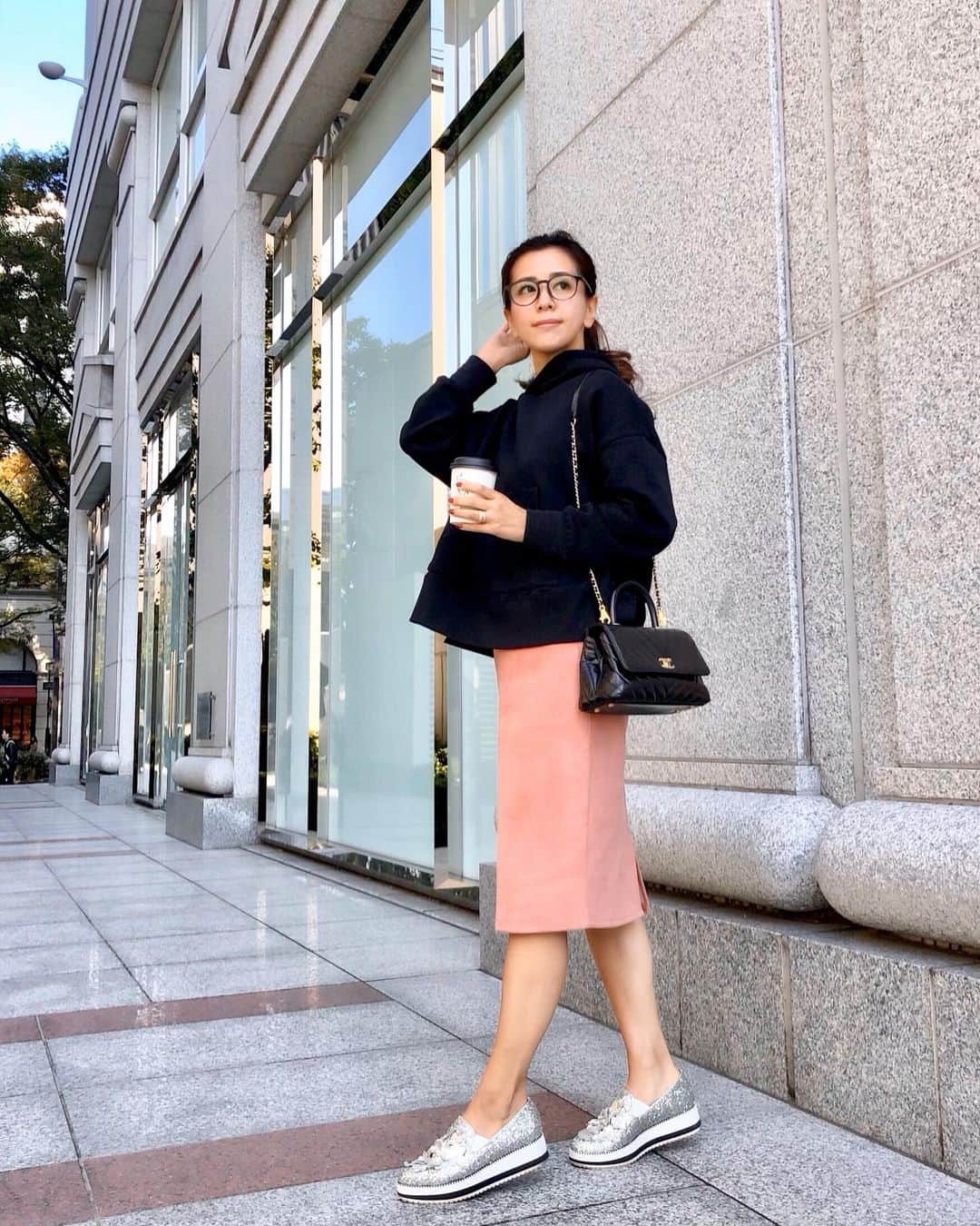 のインスタグラム：「. お天気が良い日のご近所コーデ 💁‍♀️ . 太陽が出てるうちにサクッと出掛けるときの カジュアルスタイル👟 . @titivatejp のパーカー、 たくさん活躍してくれました😄💗 . #instafashion  #cordinate  #fashion #155cm  #まりやコーデ  #コーディネート . tops #titivate bottoms #urs_official bag #CHANEL shoes #DIANA #chayxDIANA glasses #nicoand」