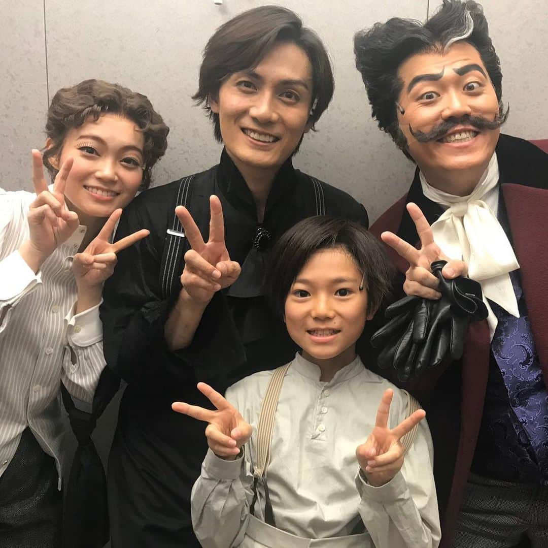 エハラマサヒロさんのインスタグラム写真 - (エハラマサヒロInstagram)「昨日は加藤和樹くんの千秋楽‼️一足先にお疲れ様でした〜👍 ﻿ ﻿ #シンプルにカッコいい﻿ #今日から別作品の稽古スタートと言うえげつないスケジュールで動いててカッコいい﻿ #2枚目修学旅行みたいでカッコいい﻿ #3枚目ジャンプ力カッコいい﻿ #16日の千秋楽まで完売しててカッコいい」12月9日 10時30分 - eharamasahiro