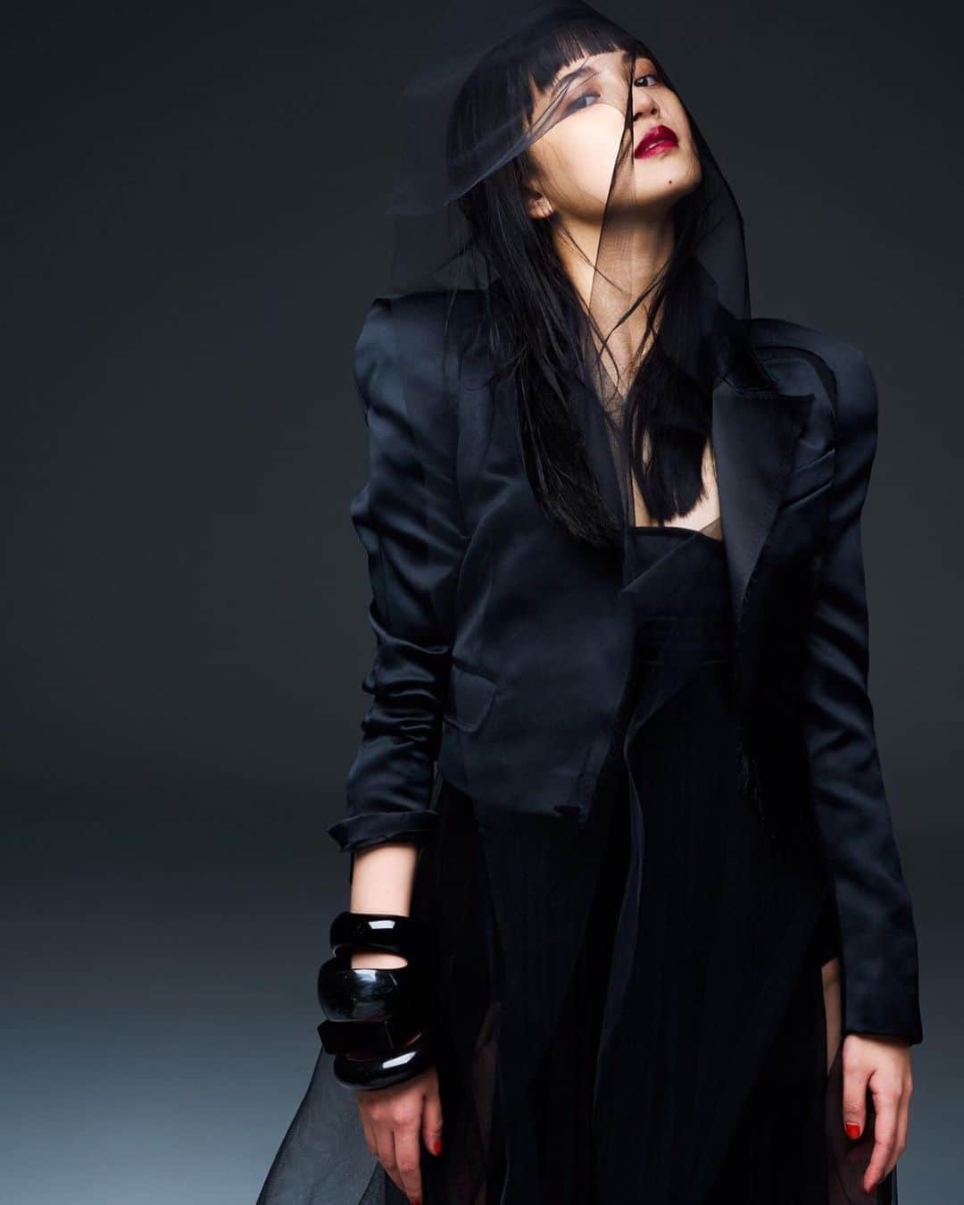 藤井夏恋さんのインスタグラム写真 - (藤井夏恋Instagram)「色んなファッション好きだけど 黒のものを身につけている時がいちばん自分らしくいられるなと感じるようになってきた。 洋服とヘアメイクもそうだけど 自分らしくいられる事 自分らしくいられる空間 凄く大事だよね。」12月9日 10時45分 - fujiikaren_official