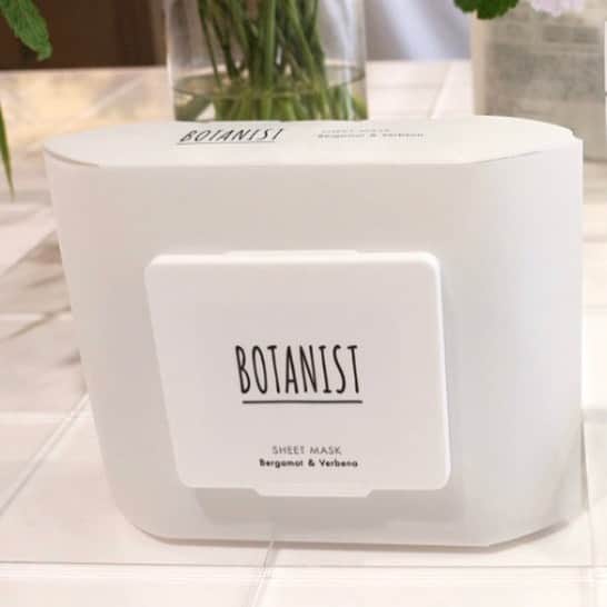 satomiさんのインスタグラム写真 - (satomiInstagram)「BOTANIST(@botanist_official )からシートマスクが新発売!! * シートマスク1枚に約1本分の美容液（18ml）がつまってるので商品自体がずっしり！ 肉厚の独自設計シートで贅沢スキンケア❤️ . . ベルガモット＆バーベナの落ち着きのある香りが癒される～¨̮♡︎ . . 写真に写っているのは25枚入りですが、 7枚入りも販売されてるよー🌿 * *  @botanist_official #ボタニカルシートマスク #ボタニスト #シートマスク #シートパック #スキンケア #BOTANIST #botanicalbeauty #PR」12月9日 10時46分 - saatoomii47