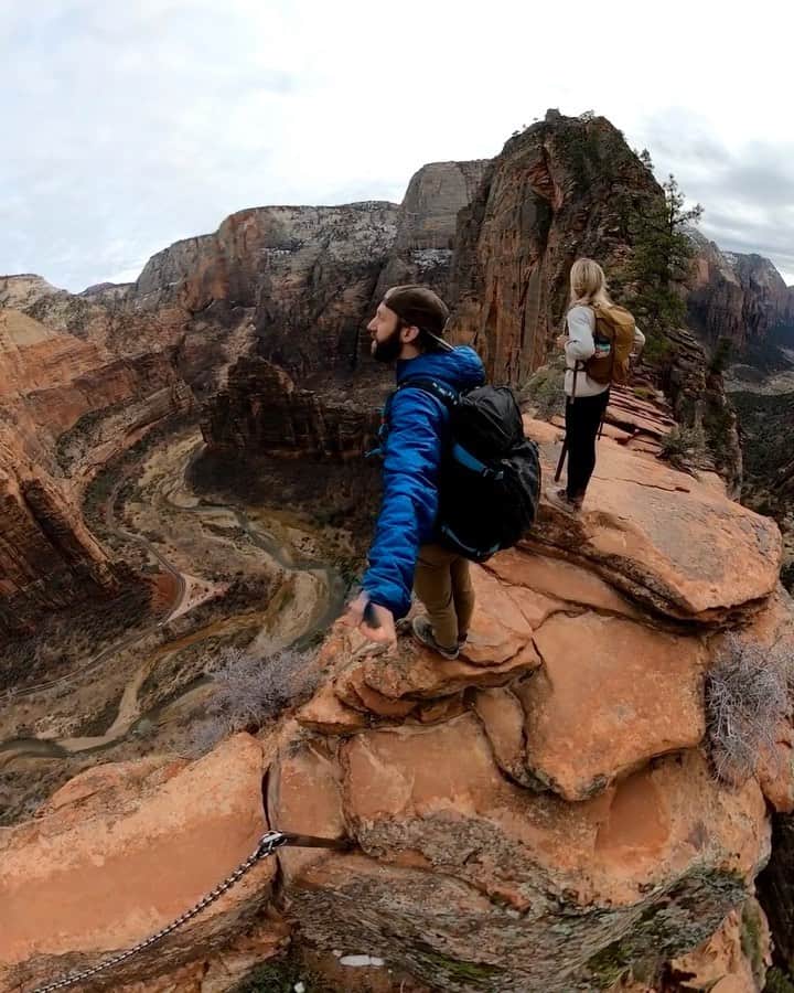 Travis Burkeのインスタグラム：「Yesterday’s breathtaking hike into the clouds with @gypsealaysea. 📍Angles Landing, Zion National Park!  This is one of my favorite day hikes in the country, have you done it or would you like to? I’d love to hear your thoughts in the comments below!  Friendly reminder 🤓: This is one of the more extreme National Park hikes, and while these chains are installed throughout the the trail for assistance, it’s imperative to wear proper shoes, be cautious, and know your limits. Safe adventuring!  Shot with the new @GoPro Max.  Big thanks to @hippytree and @forsakeco for helping to make these trips possible! #goproMAX #Zion #exploreutah」