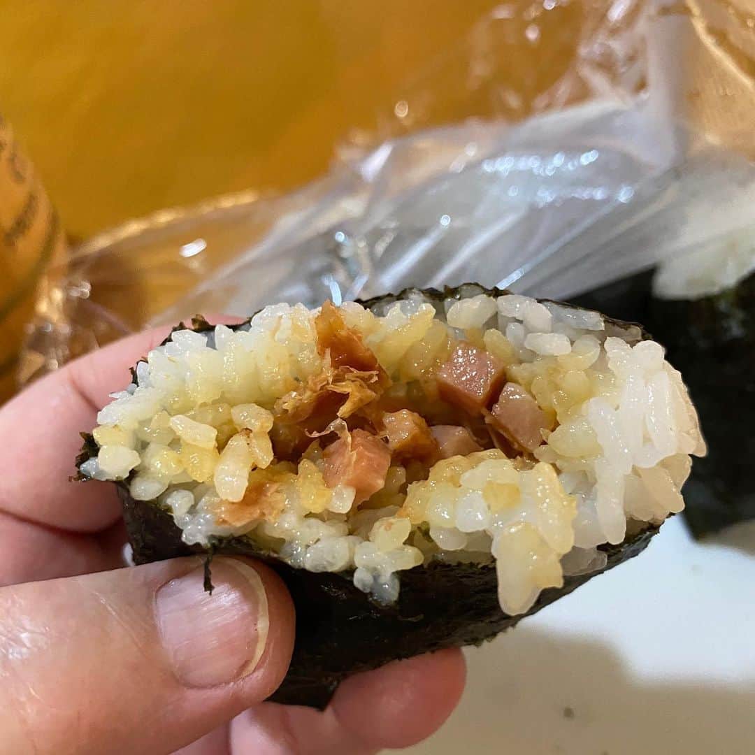 野間美由紀のインスタグラム：「セイコーマートのおかかベーコンおにぎりを、再現レシピを参考に作ったもの。めちゃ旨でした！  https://cookpad.com/recipe/3389830」