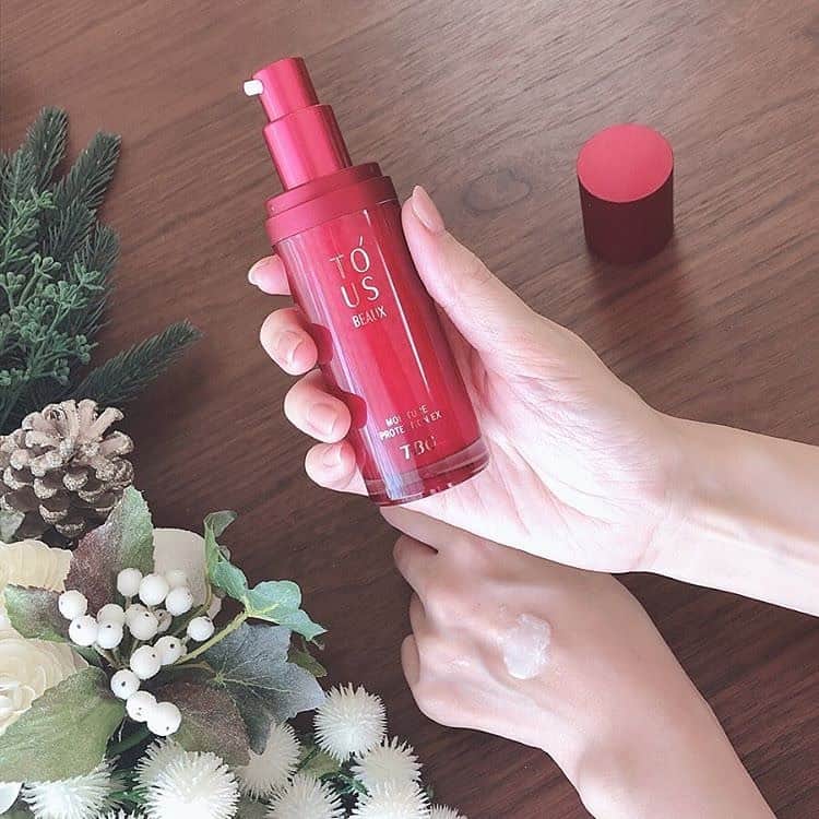 エステティックTBCさんのインスタグラム写真 - (エステティックTBCInstagram)「・。・。・。・。・。・。・。・。・。・。・。・。・。・。 ⁣⁣⁣ ⁣ ＼トゥアス ボー モイスチュアプロテクションEX／⁣ ⁣ 【 @mariko_i0902 さん 】が⁣ 「 #トゥアス ボー モイスチュアプロテクションEX 」⁣ を紹介してくださいました。⁣ ⁣ 素敵な投稿をありがとうございます💎⁣ ⁣ @mariko_i0902 さんから⁣ 濃厚なテクスチャーで⁣ 肌が内側から潤ってもちもちに。⁣ 発光するみたいにぴかぴかになって凄いんです👏✨⁣ シトラスフローラルの香りも心地良くて⁣ 自分へのご褒美やギフトにもオススメです。⁣ ﻿⁣ とのご感想をいただきました！⁣ ありがとうございます💕⁣ ⁣ 「 #トゥアス ボー モイスチュアプロテクションEX 」は⁣ しっとり吸い付くようなもっちり艶肌に整えてくれる美容液🤲⁣ ⁣ 漢方や化粧品の材料として使用されてきた⁣ アコヤガイの真珠層から抽出される⁣ 加水分解コンキオリンや3種のヒアルロン酸など⁣ TBCのハイグレードブランドならではの⁣ 厳選された美容成分を配合🌟⁣ ⁣ 美容成分が入った真珠のようなカプセルが⁣ 使う瞬間に美容液と混ざり合い⁣ なんとも贅沢な美しさです✨⁣ ⁣ まだまだ続く冬の乾燥からお肌を守り⁣ 肌本来のもつ肌力や輝きを引き出し⁣ しっとりと透明感のあるお肌を目指しましょう💐⁣ ⁣ ■トゥアス ボー モイスチュアプロテクションEX⁣ 30mL 17,600円（税込）⁣ ⁣ 商品の詳細は⁣ 検索「TBC オンラインショップ」⁣ →「トゥアス ボー モイスチュアプロテクションEX」🔍⁣ ⁣ ・‥…━…‥・‥…━…‥・‥…━…‥・‥…━…⁣ TBCは新しい事にチャレンジするあなたを⠀⁣ 脱毛・フェイシャル・ボディ・コスメで応援します！⠀⁣ 詳しくはHPをチェック✨📲 💻⠀⁣ ・‥…━…‥・‥…━…‥・‥…━…‥・‥…━…⁣ ・。・。・。・。・。・。・。・。・。・。・。・。・。・。⁣ #TBC #エステ #美容垢 #美容好き #乾燥対策 #乾燥肌 #新商品 #化粧品 #コスメ好きさんと繋がりたい #保湿 #ギフト #コスメ部 #ボディケア #スキンケア #美容 #美容好きな人と繋がりたい #コスメ大好き #コスメ #プレゼント #女子力 #美意識向上委員会 #美意識 #女子力UP #集中美容液 #美容液 #トゥアスボー #コスメギフト #コスメマニア」12月9日 11時34分 - tbc_aesthetic